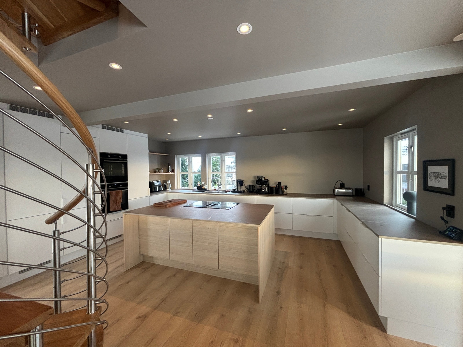 God plass på kjøkkenet til flere kokker! Galleribilde