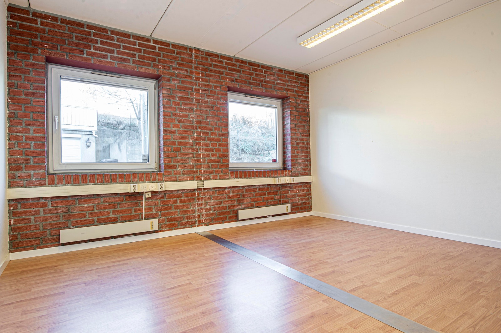 1 etg - 1 stk enkeltkontor/behandlingsrom - stort lyst kontor. Kontoret vender mot sidegate Galleribilde