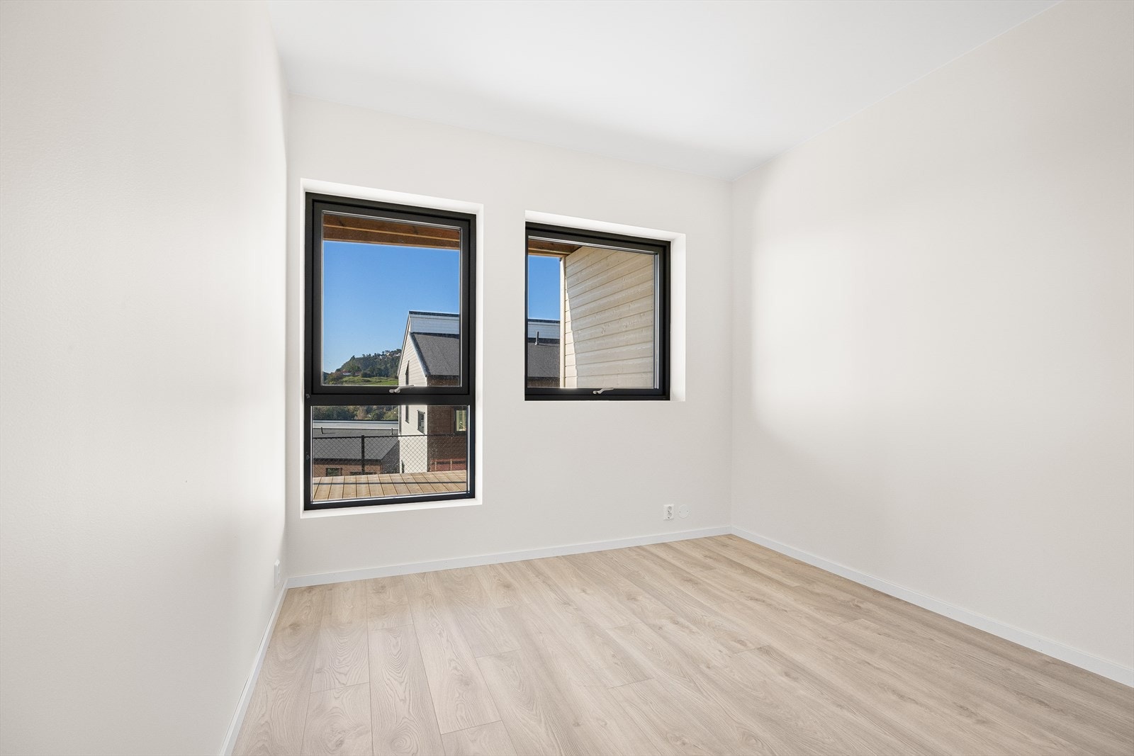 Soverom med god plass til seng, garderobeskap og kontorpult Galleribilde