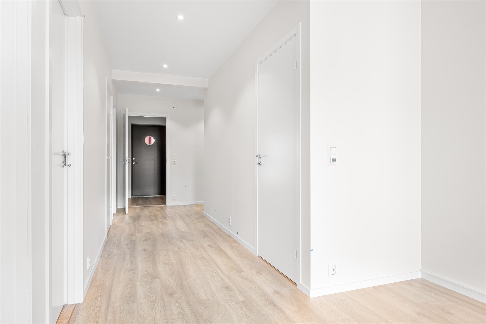 Romslig gang i bygg C Galleribilde