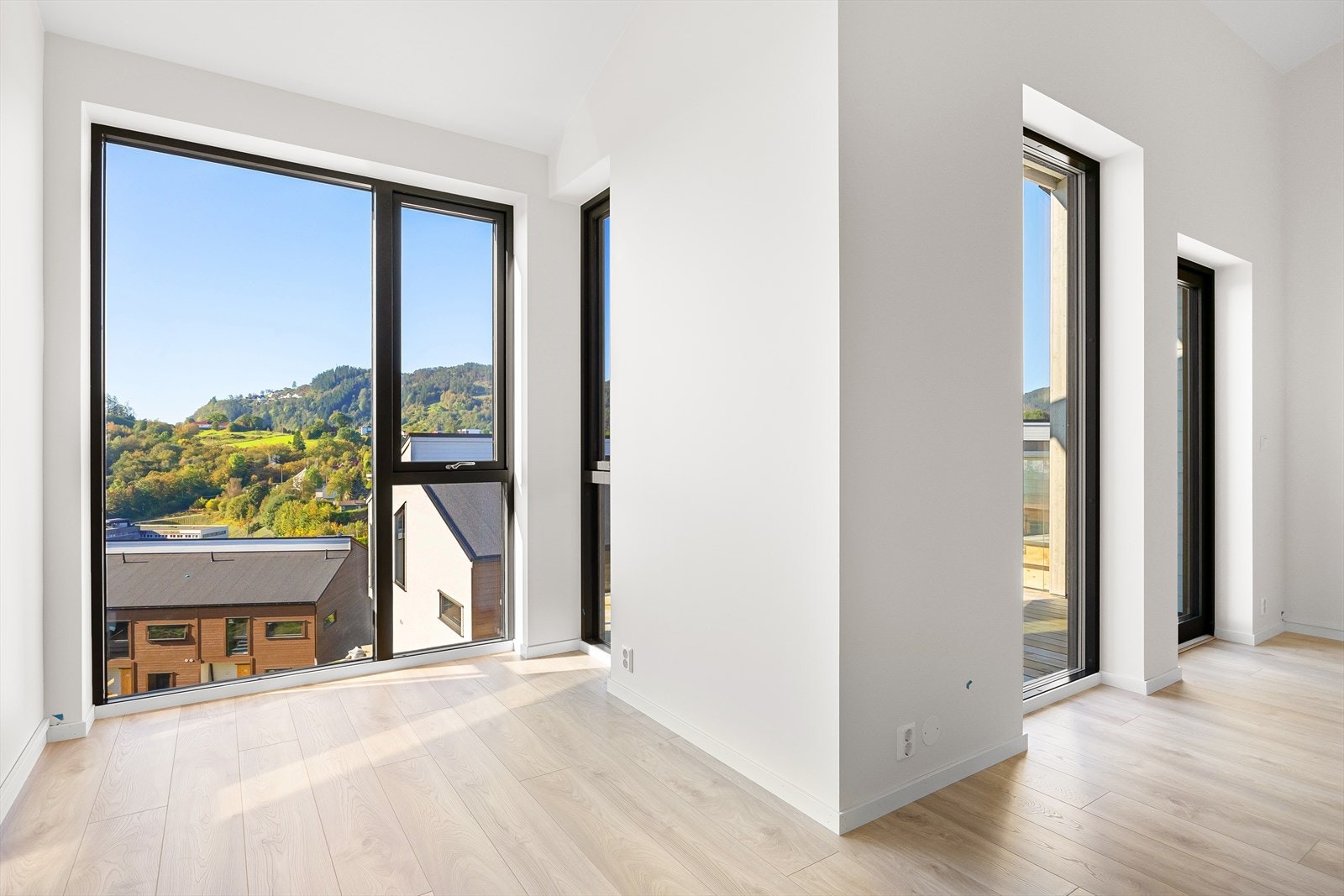 Store vindusflater med god lysinnslipp. Galleribilde