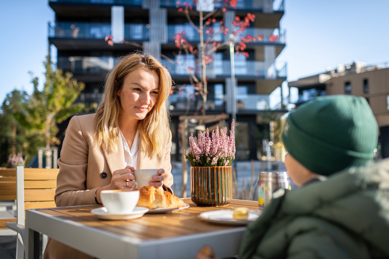 Baker Nordby med uteservering på Myrvoll Torg Galleribilde
