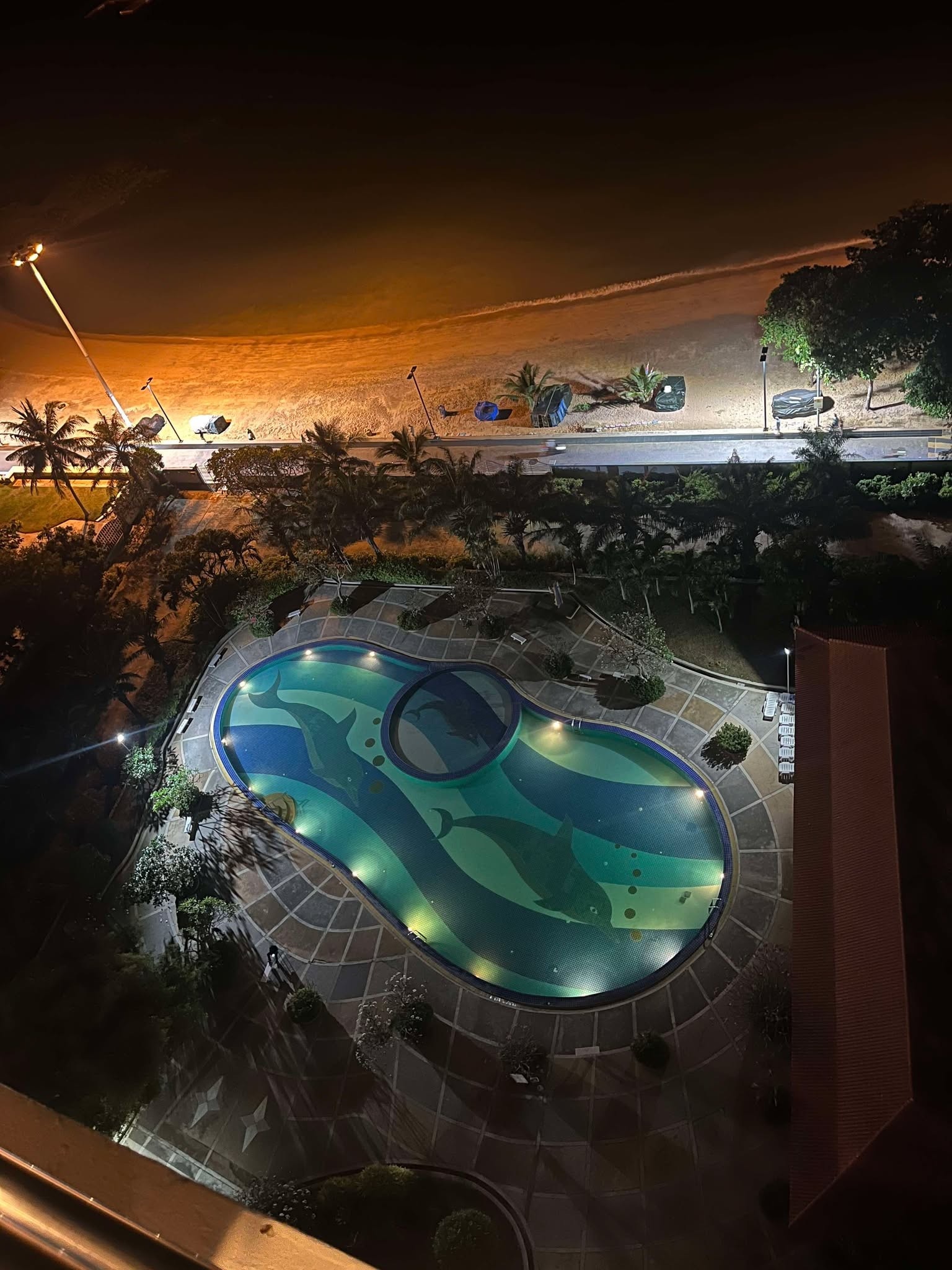 Utsikt over basseng på kveldstid Galleribilde