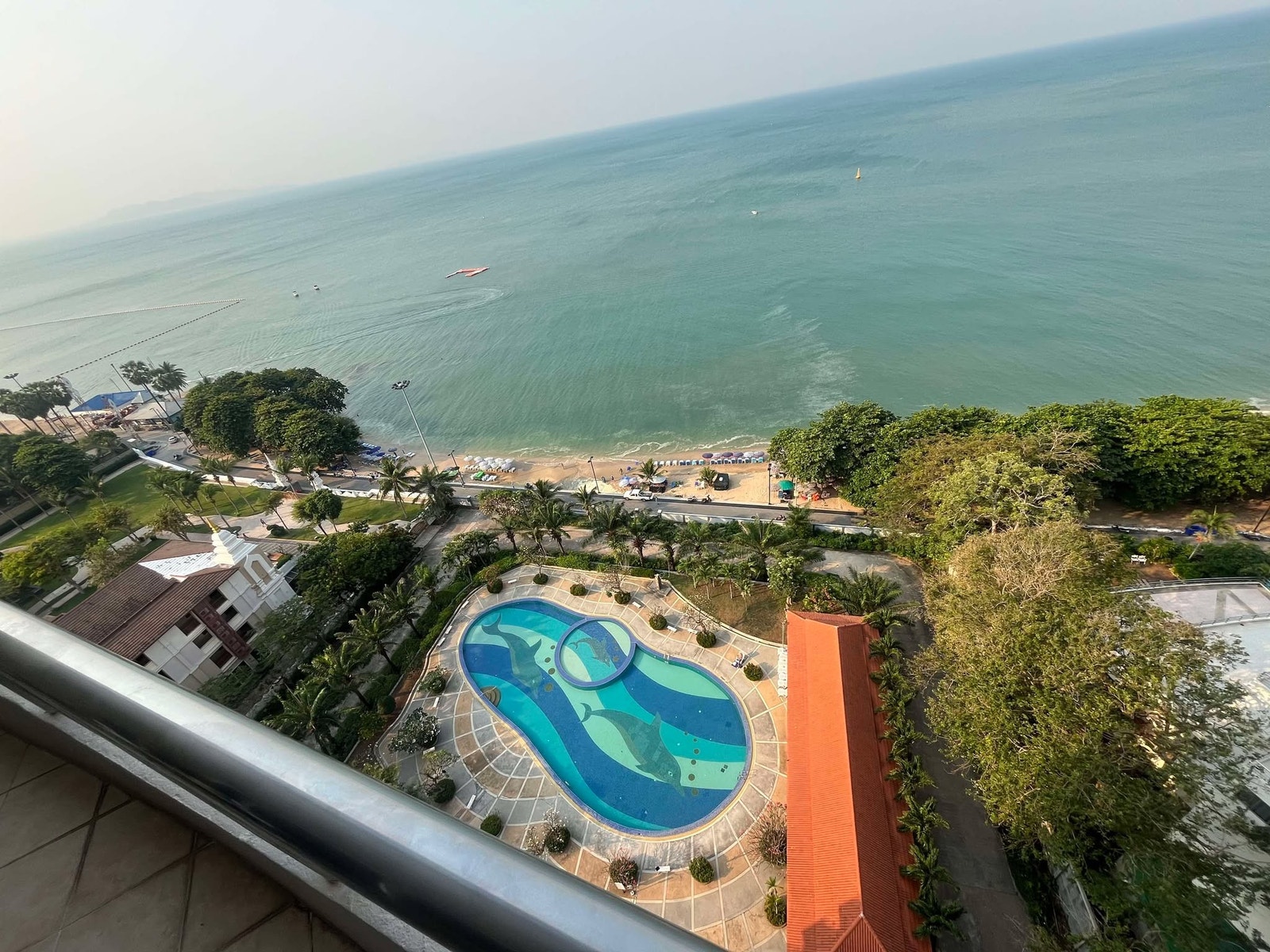 Utsikt fra leilighet over basseng og Poolbar Galleribilde