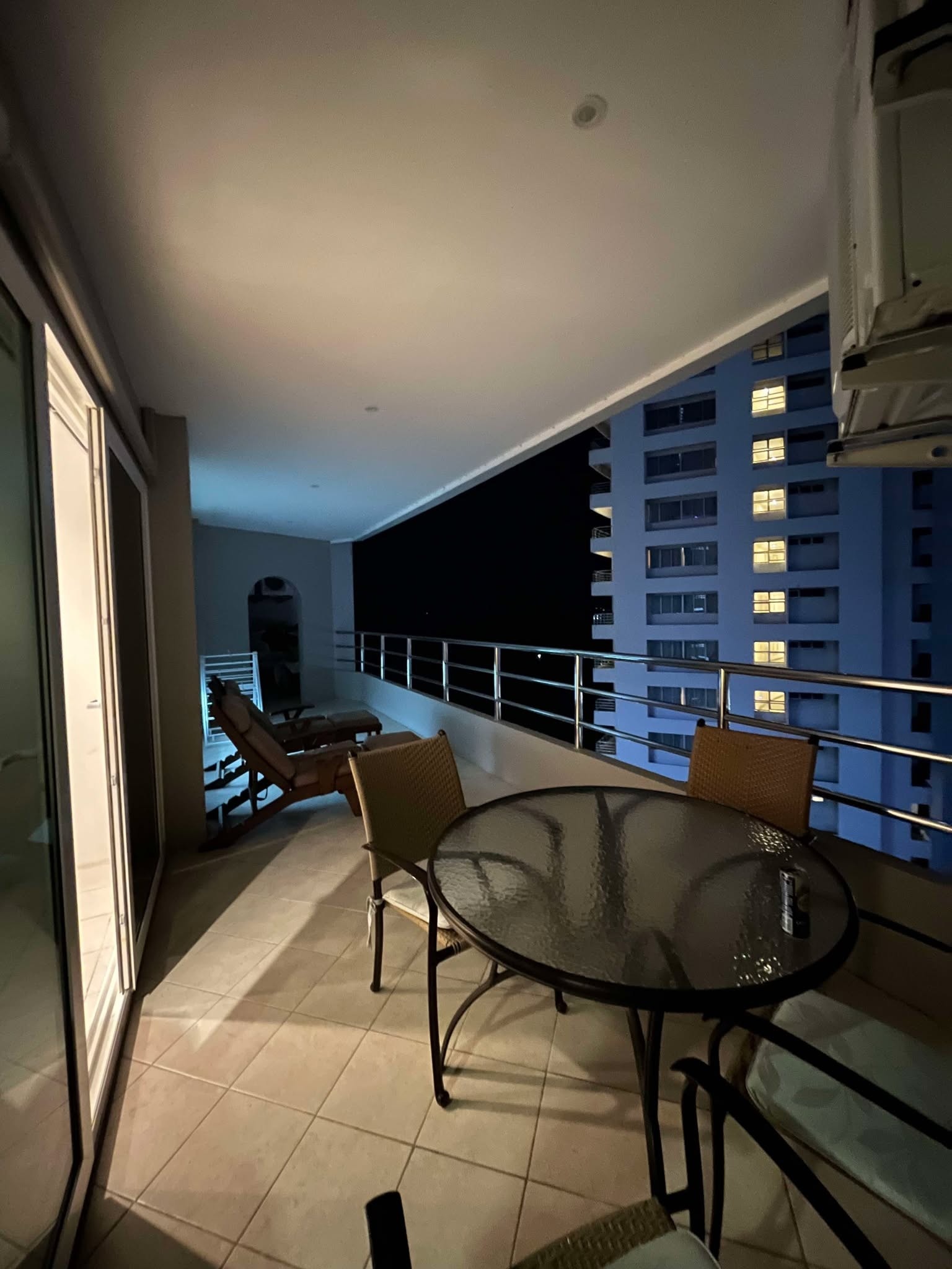 Terasse liten leilighet på kveldstid Galleribilde