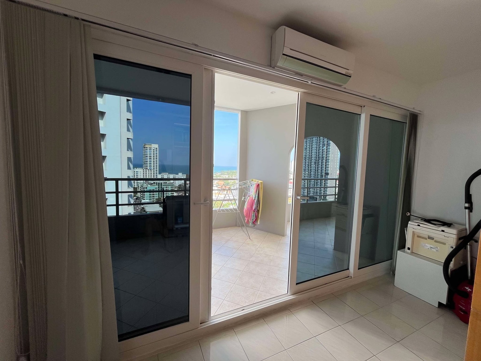 Ut på terrasse fra soverom i stor leilighet, med gjennomgang til liten leilighet Galleribilde