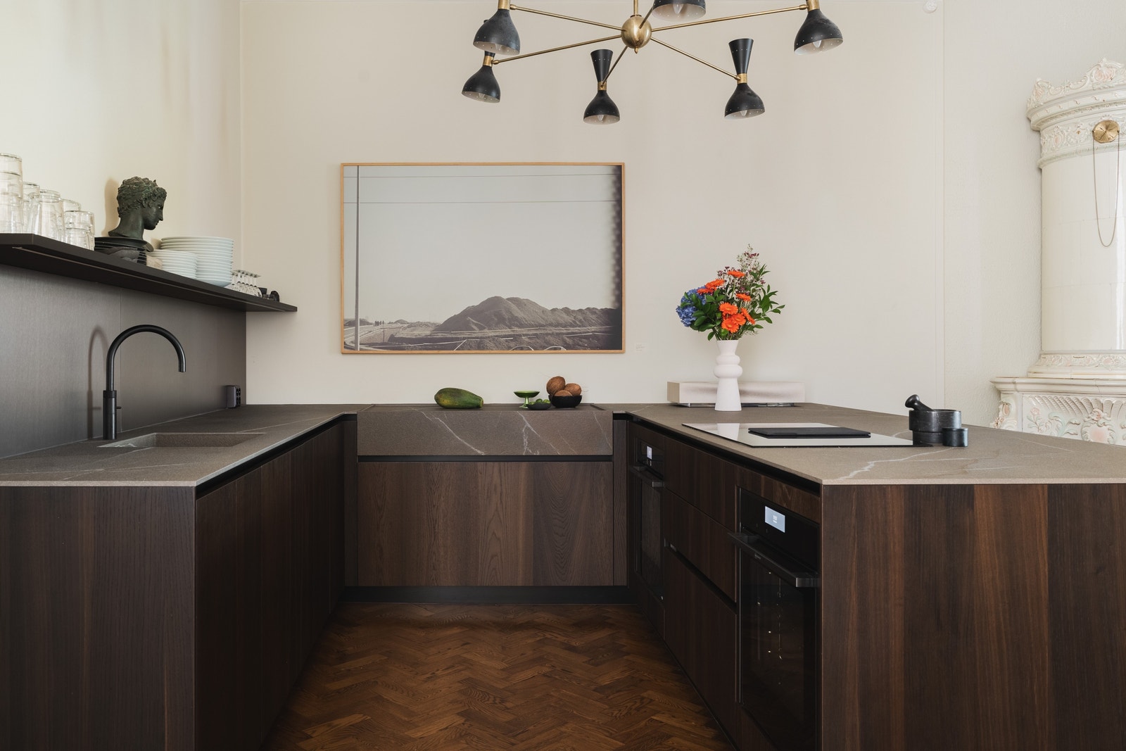 Kjøkken | Praktisk kjøkken øy med souvide ovn, pyrolyse ovn | Qooker kjøkkenarmatur Galleribilde