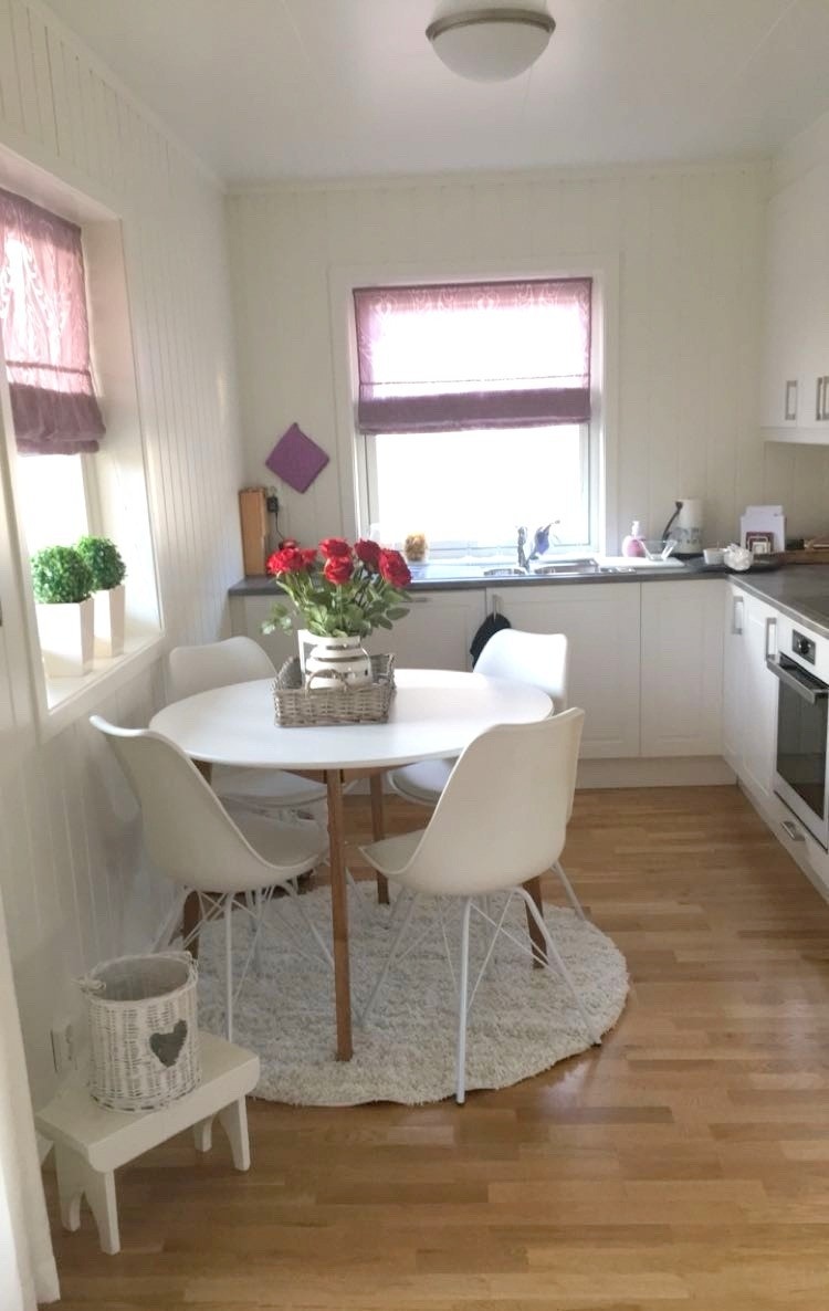 Kjøkken med oppvaskmaskin, steikeovn, platetopp og kjøleskap med fryser. Galleribilde