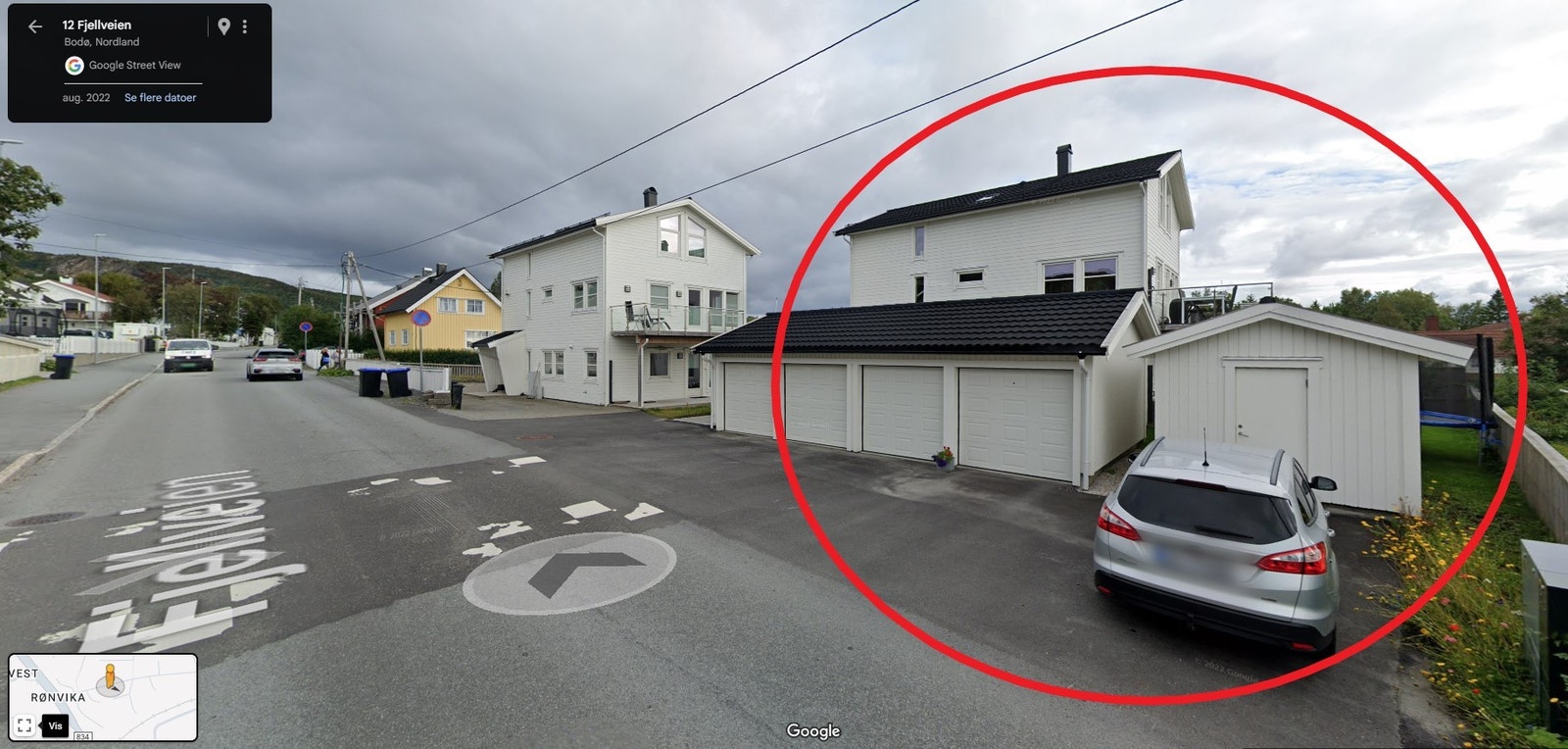 Leiligheten ligger godt skjermet. Egen parkeringsplass foran utebod. Galleribilde