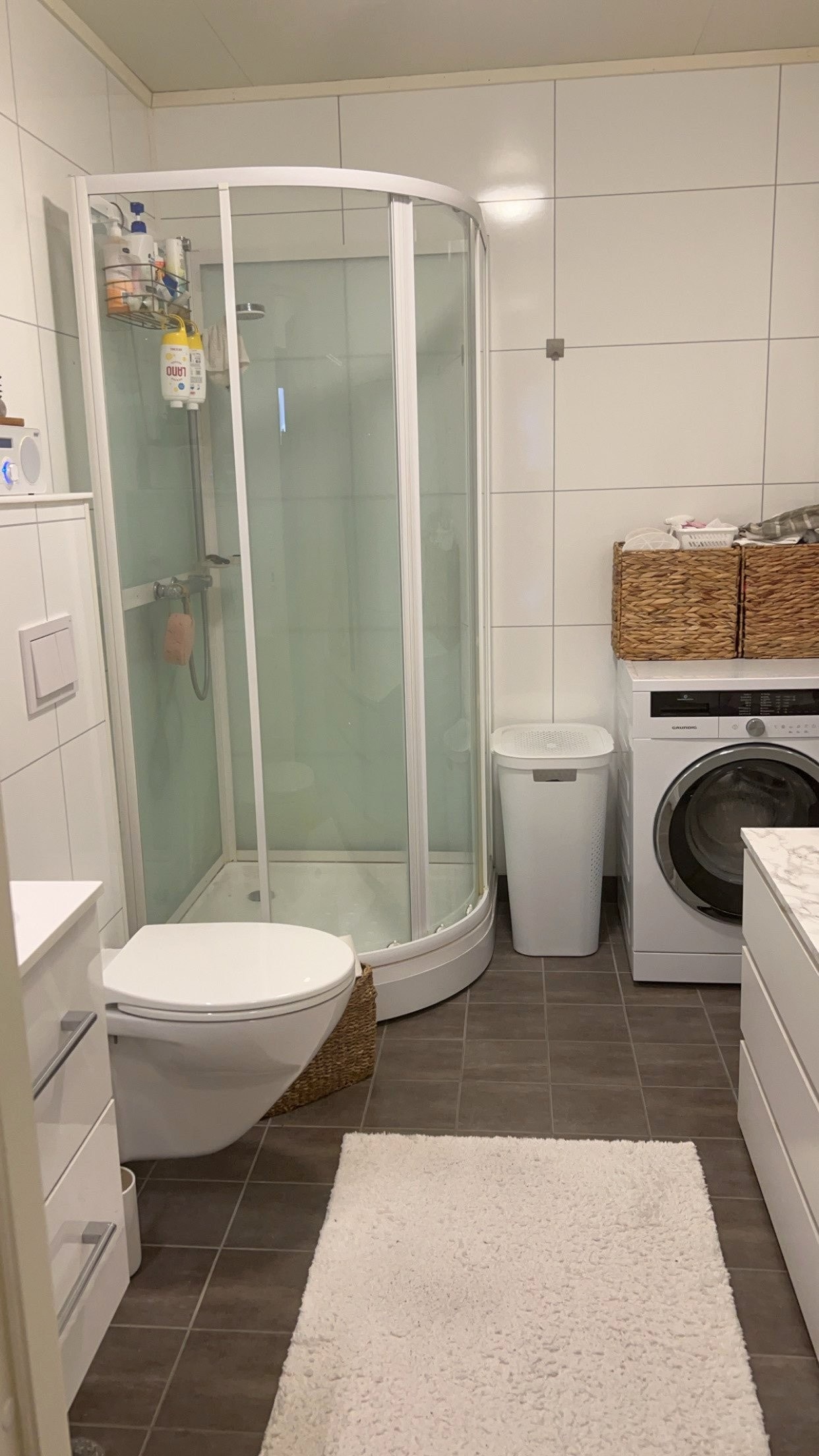 Bad med plass til vaskemaskin og tørketrommel. Galleribilde
