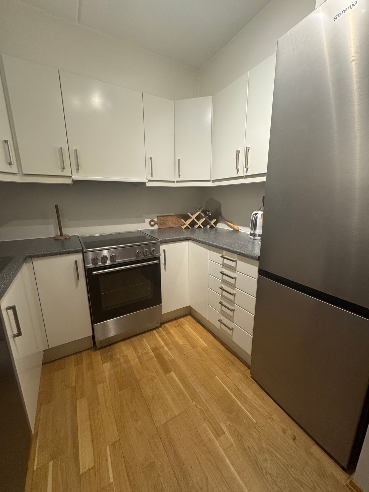 Kjøkken med mye skapplass og nyere hvitevarer Galleribilde