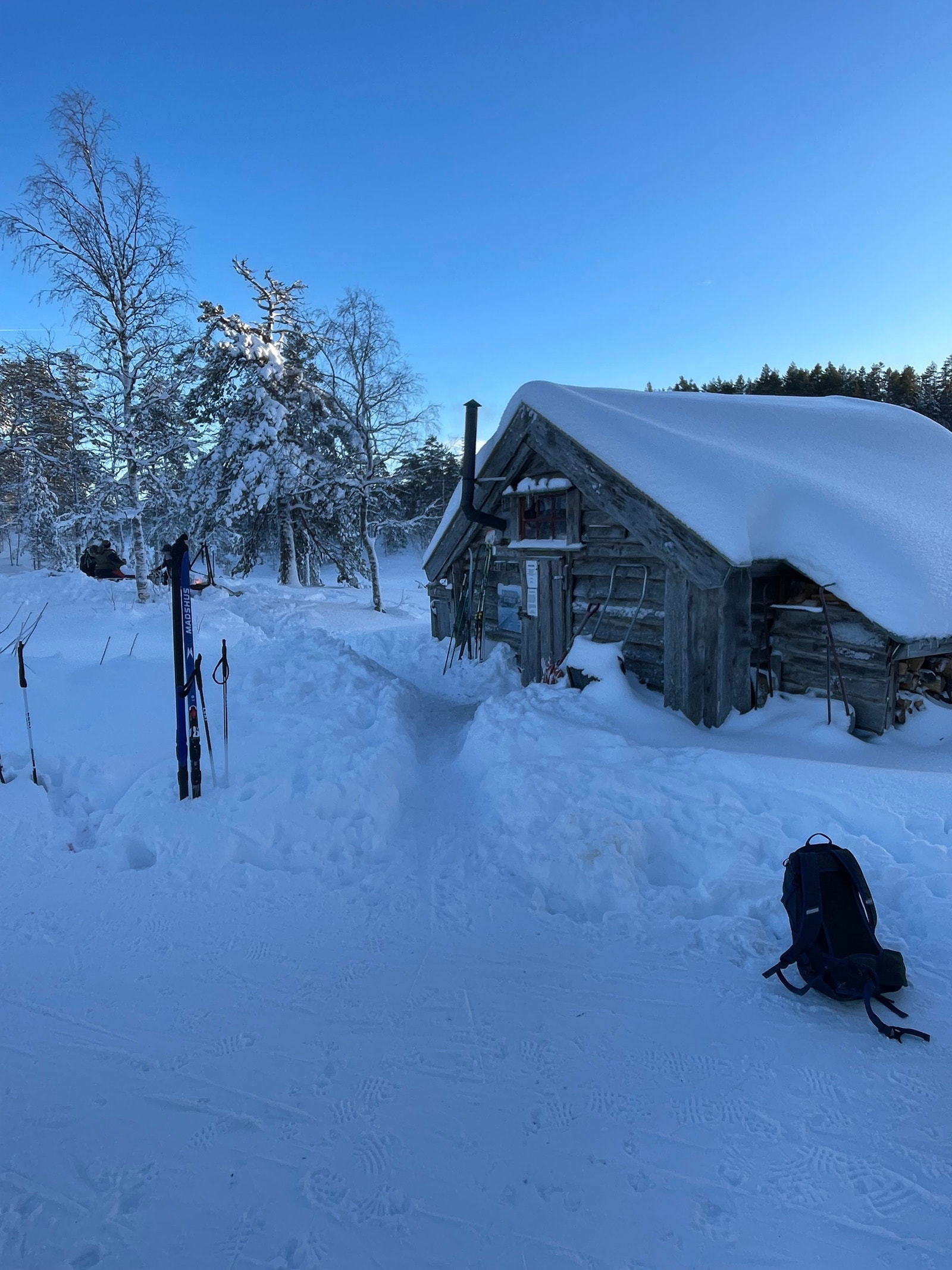 Lilløa : en kort barnevennlig skiløype ca 3 km. Her er en liten koie med fri tilgang til ved, sitteunderlag, utedo, og bülpanne utenfor med sittebenker rundt. Barnevennlig rasteplass ved skiløypene. Galleribilde