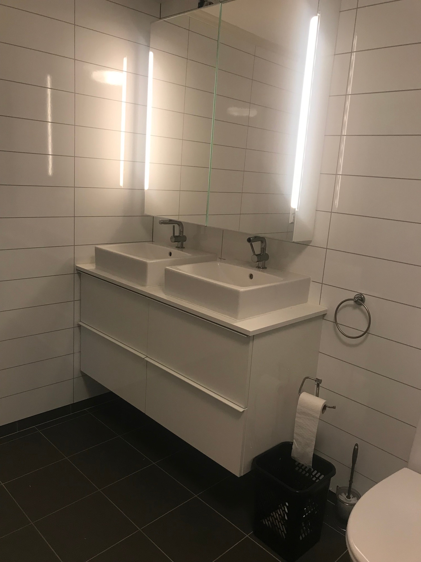 Dobbel vask og speilskap på bad Galleribilde