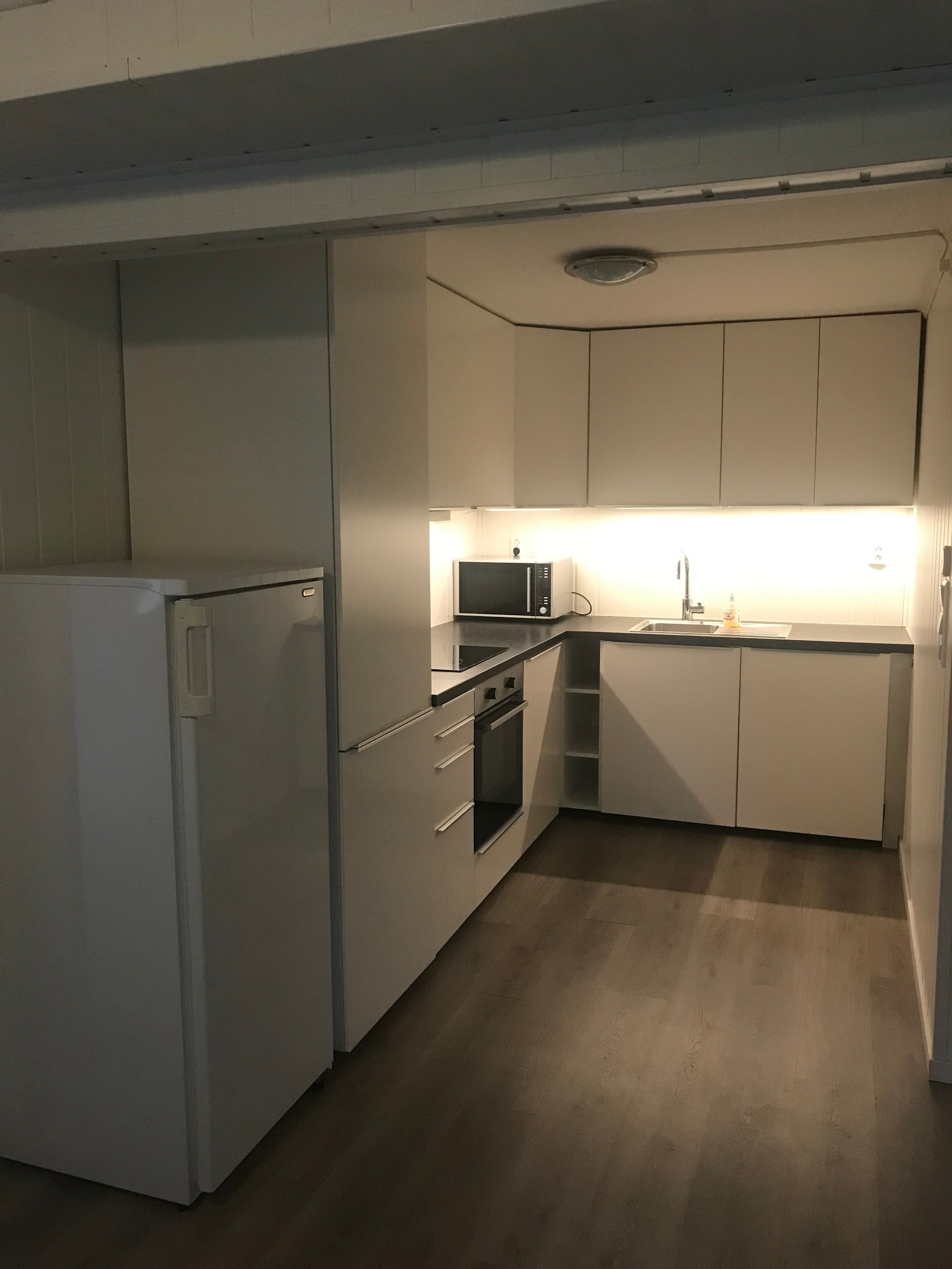 Kjøkken med god skapplass og oppvaskmaskin Galleribilde