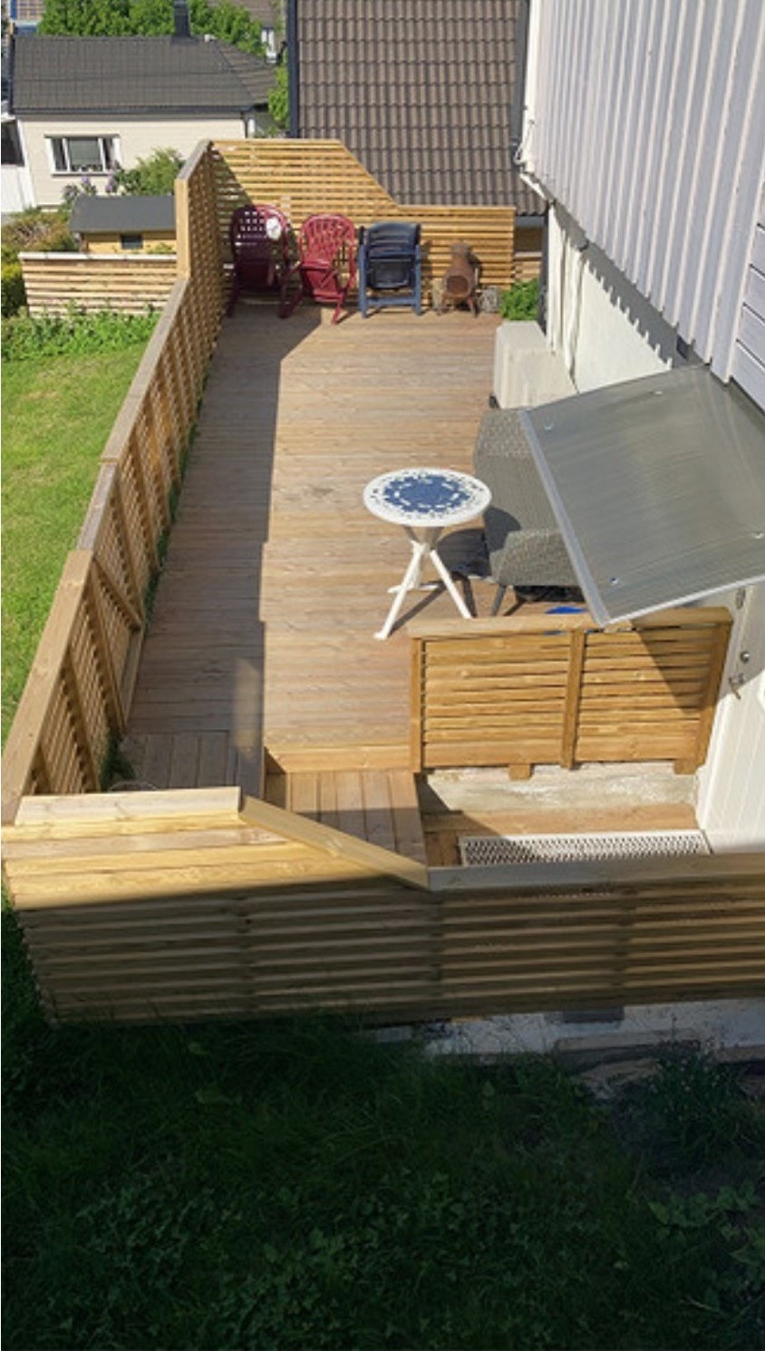 Stor platting oppført på utsiden Galleribilde