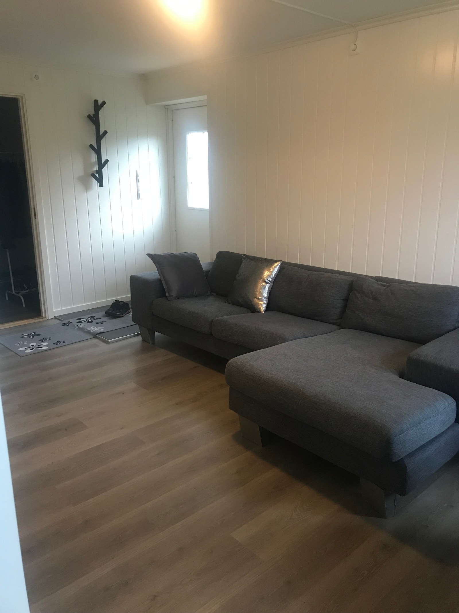 Stue mot inngang Galleribilde