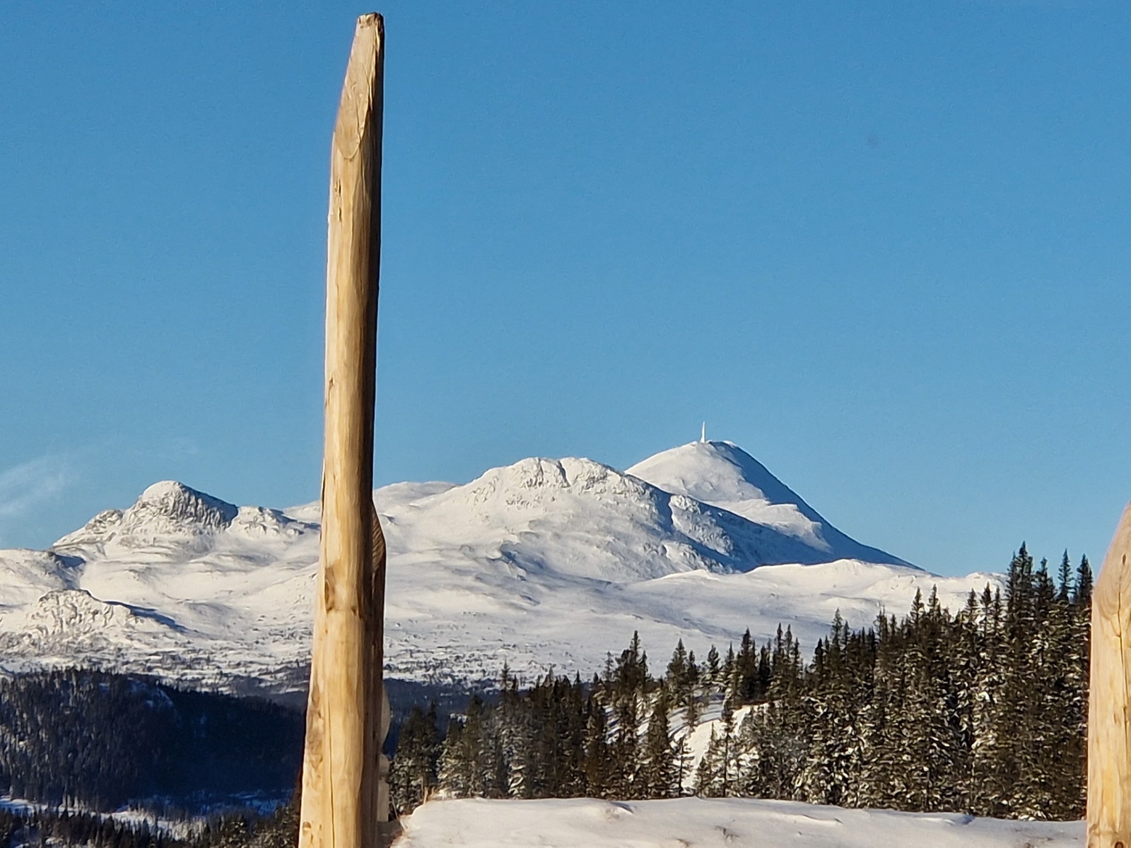 Gaustatoppen fra stuevindu Galleribilde