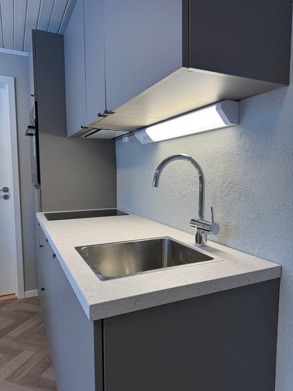 Detaljbilde kjøkken. Kjøkkenbatteri fra Korsbakken. Hvitevarer fra Keo Galleribilde