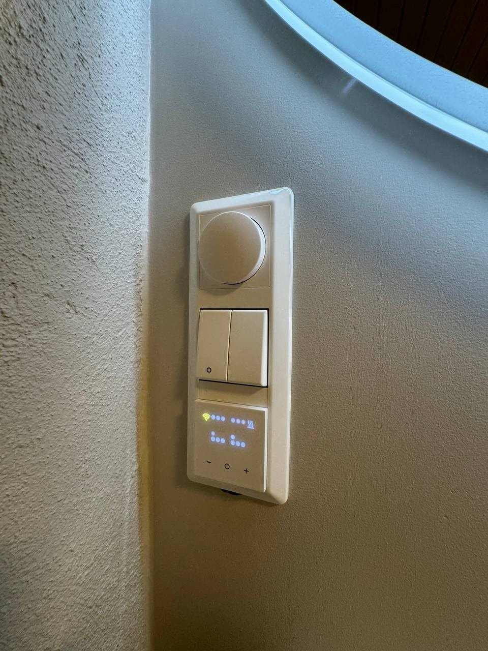 Varmekabler i badegulv. Dimbart taklys. Galleribilde