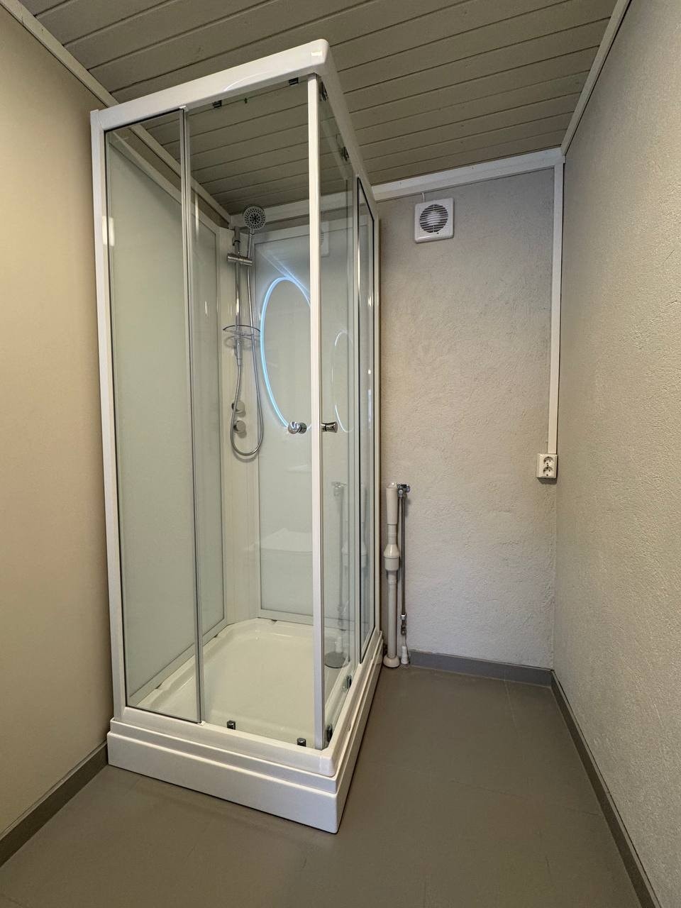 Pent kabinett fra Vikingbad + opplegg for vaskemaskin i hjørnet Galleribilde