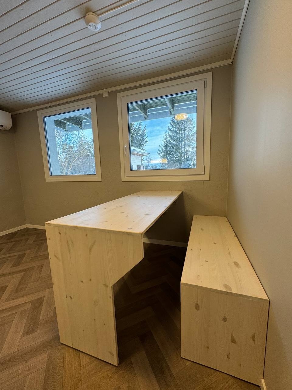 Plassbygd spisebord + benk, fint både som arbeidsbenk eller for å nyte en deilig middag Galleribilde