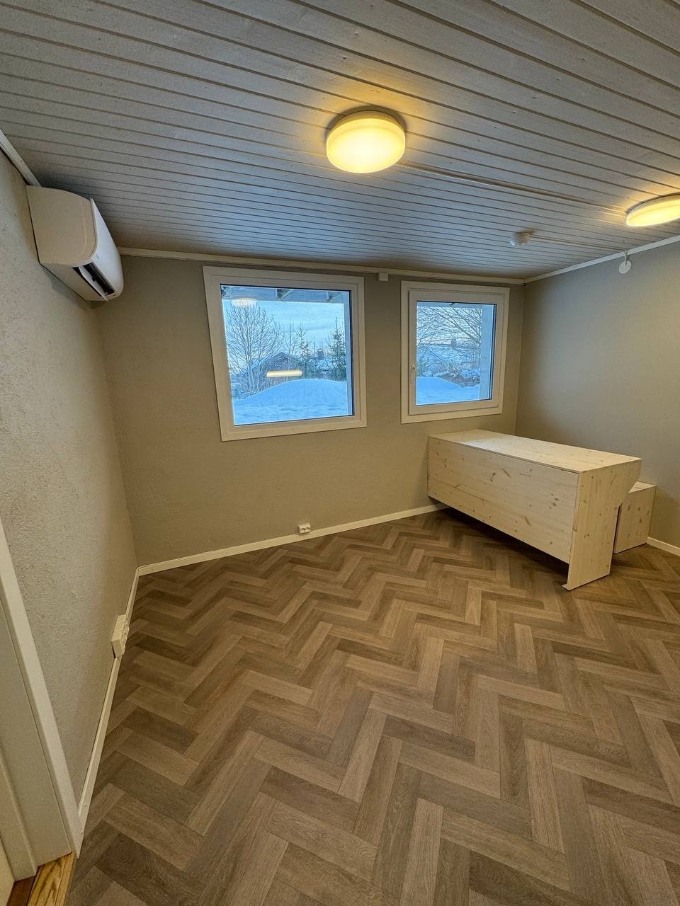 Oversiktsbilde oppholdsrom, store vinduer som gir masse lys (det til venstre er fastkarm, det til høyre kan åpnes) Galleribilde