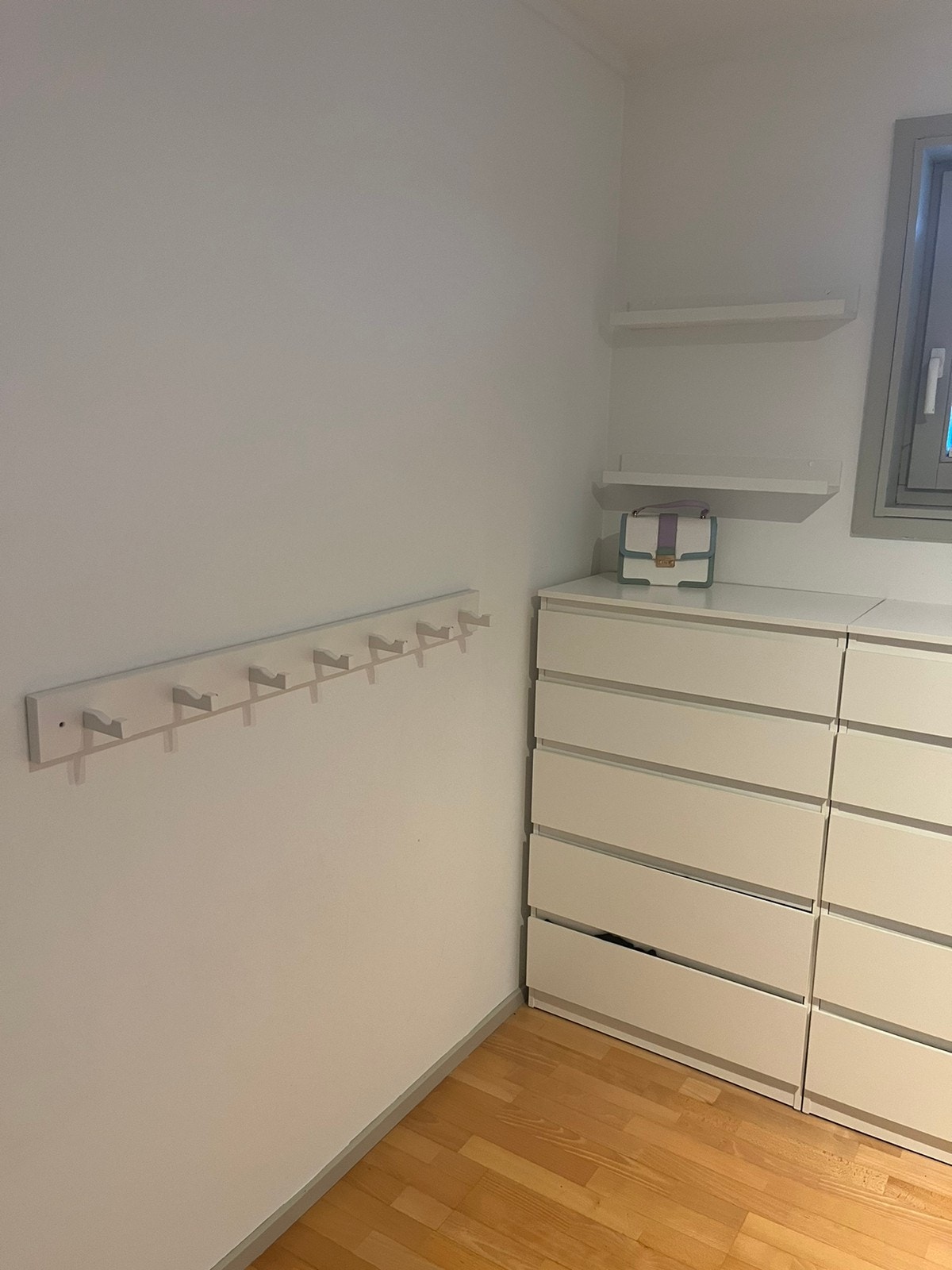 Smarte knaggrekker og kleskroker i stort sett alle rom Galleribilde