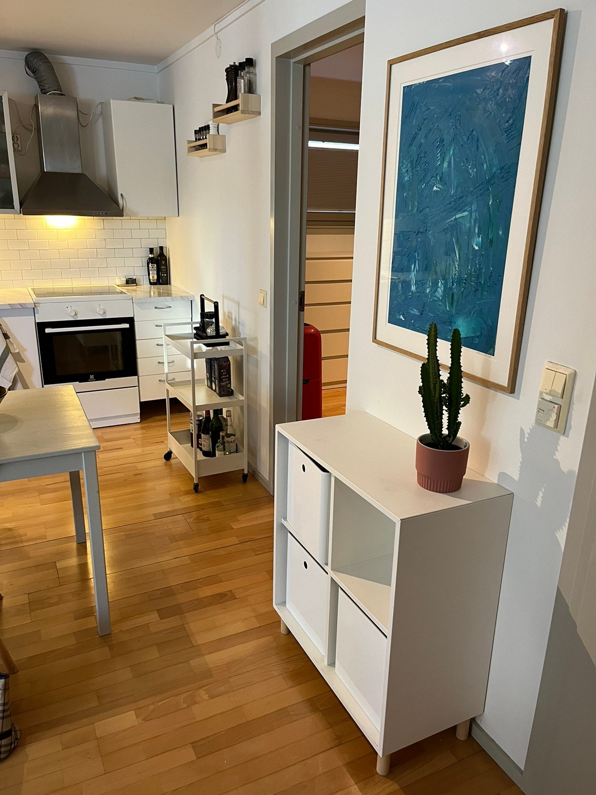 Dør til høyre i bildet er bad, til venstre er sekundærsoverom Galleribilde