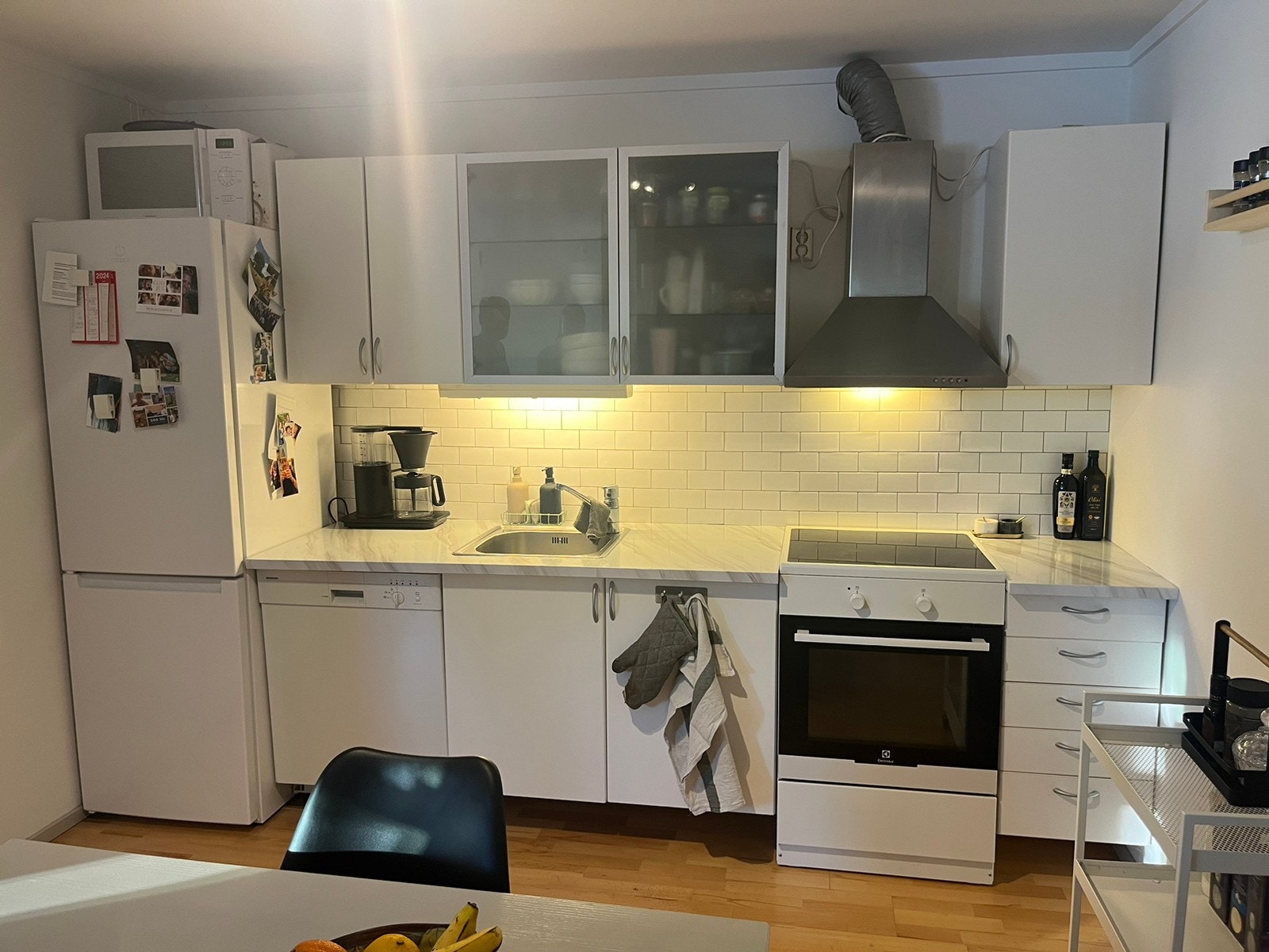 Kjøleskap fra 2021 og ellers god plass i skuffer og skap Galleribilde