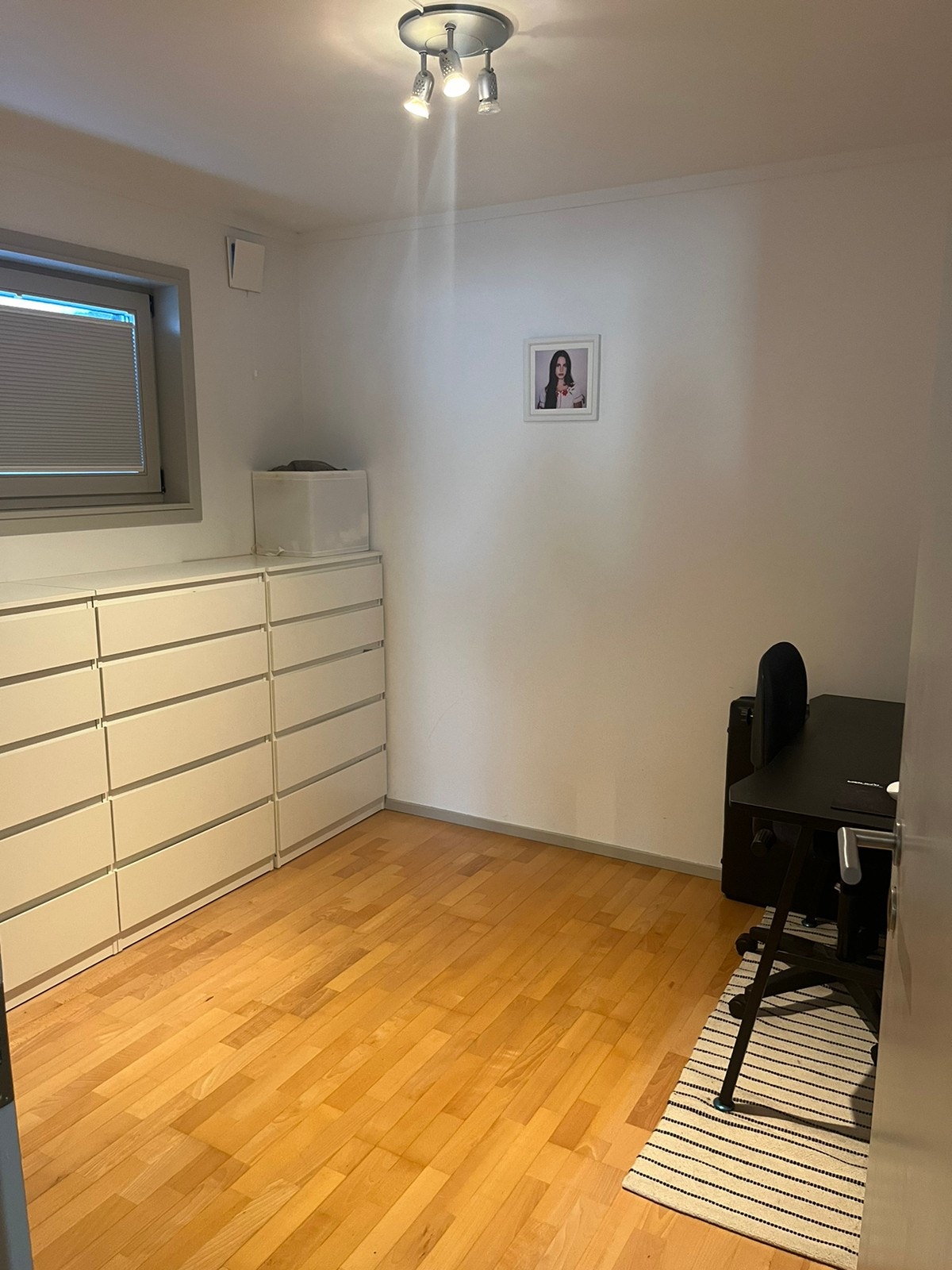 Smart kommodeløsning som dekker hele veggen på sekundærsoverom Galleribilde