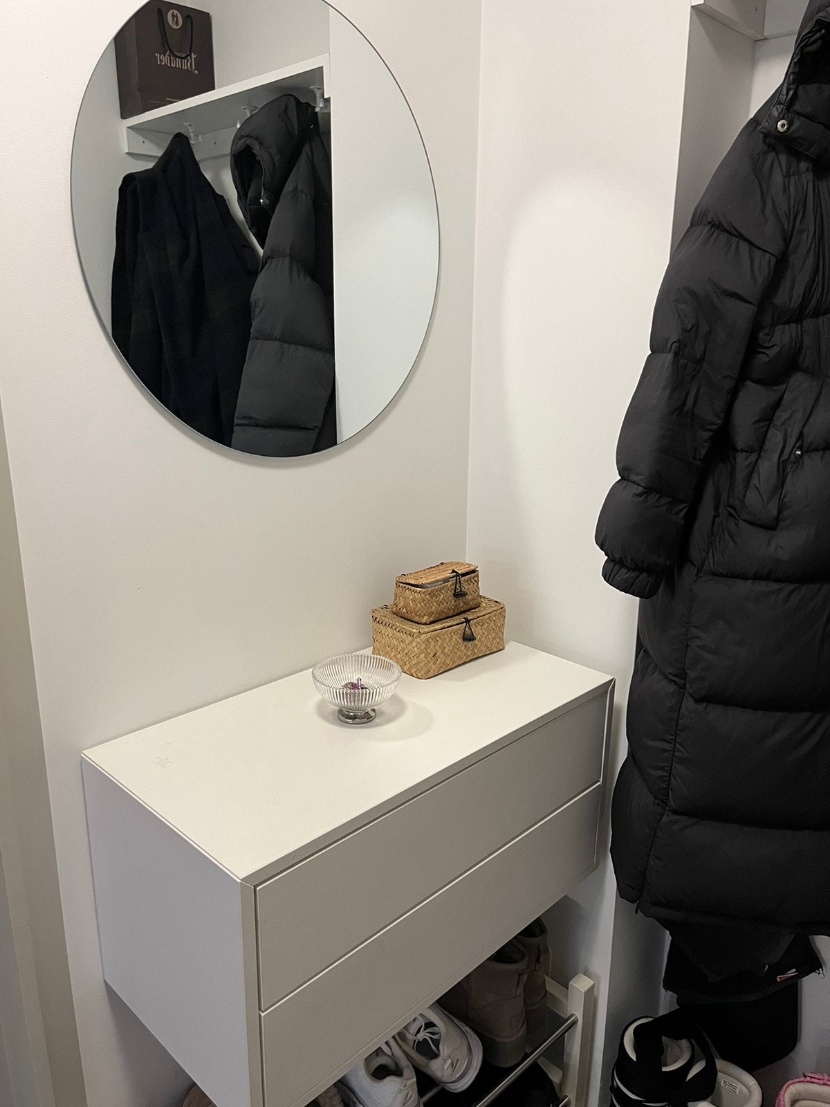 Speil og vegghengt gangmøbelement medfølger Galleribilde