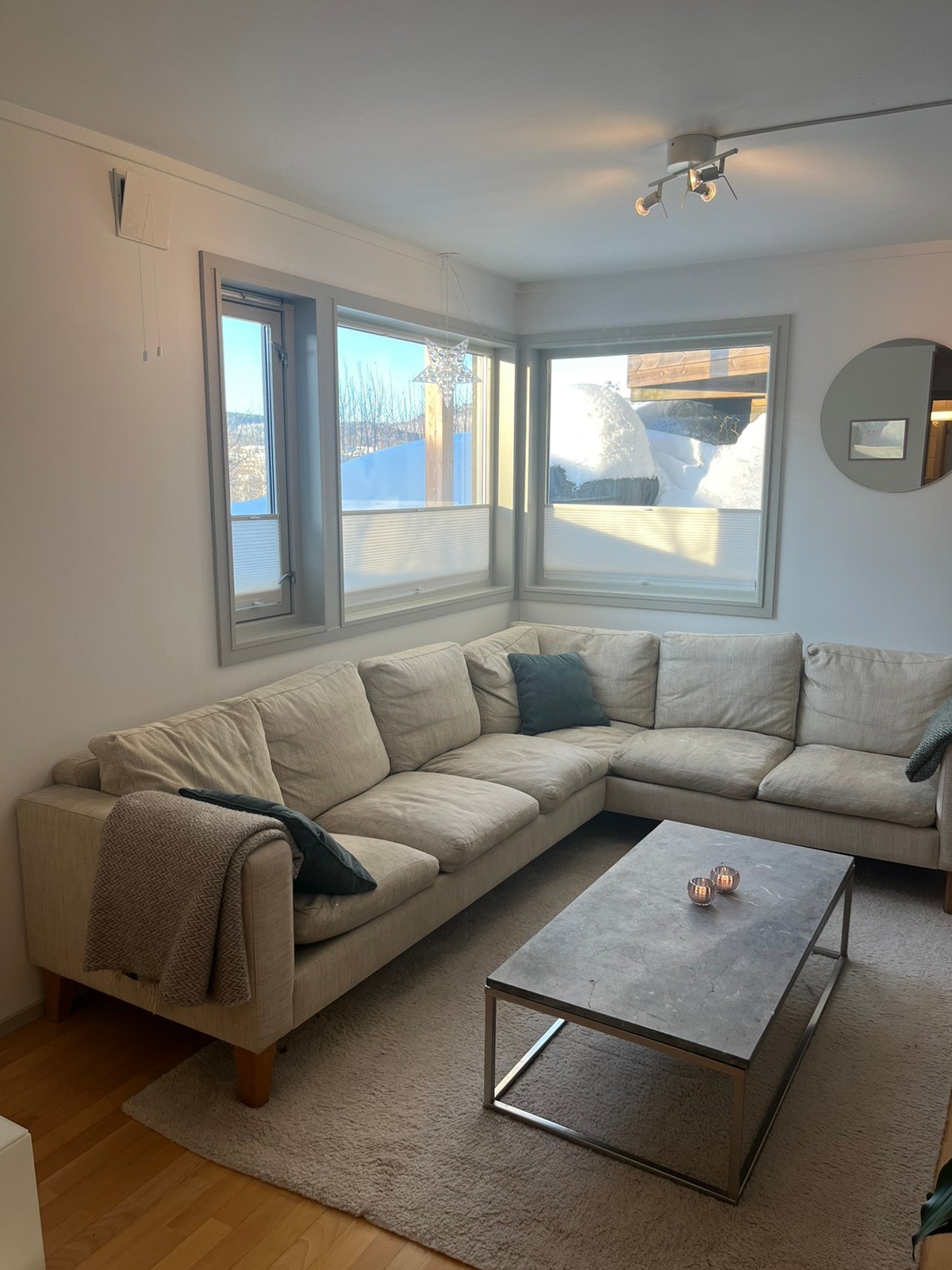 Gode lysforhold og hyggelig grønt areal utenfor vinduene Galleribilde