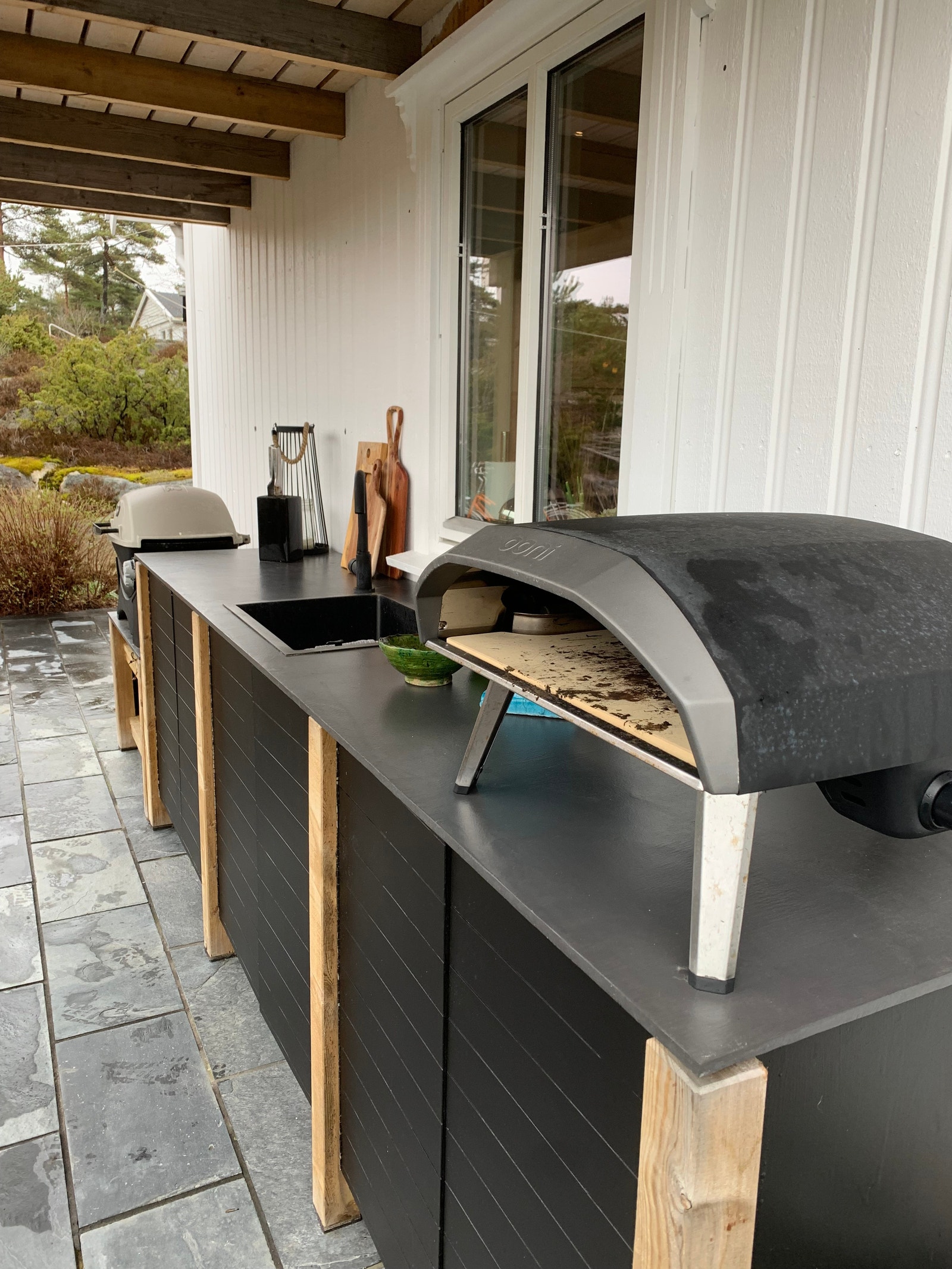 Utekjøkken med grill og pizzaovn Galleribilde