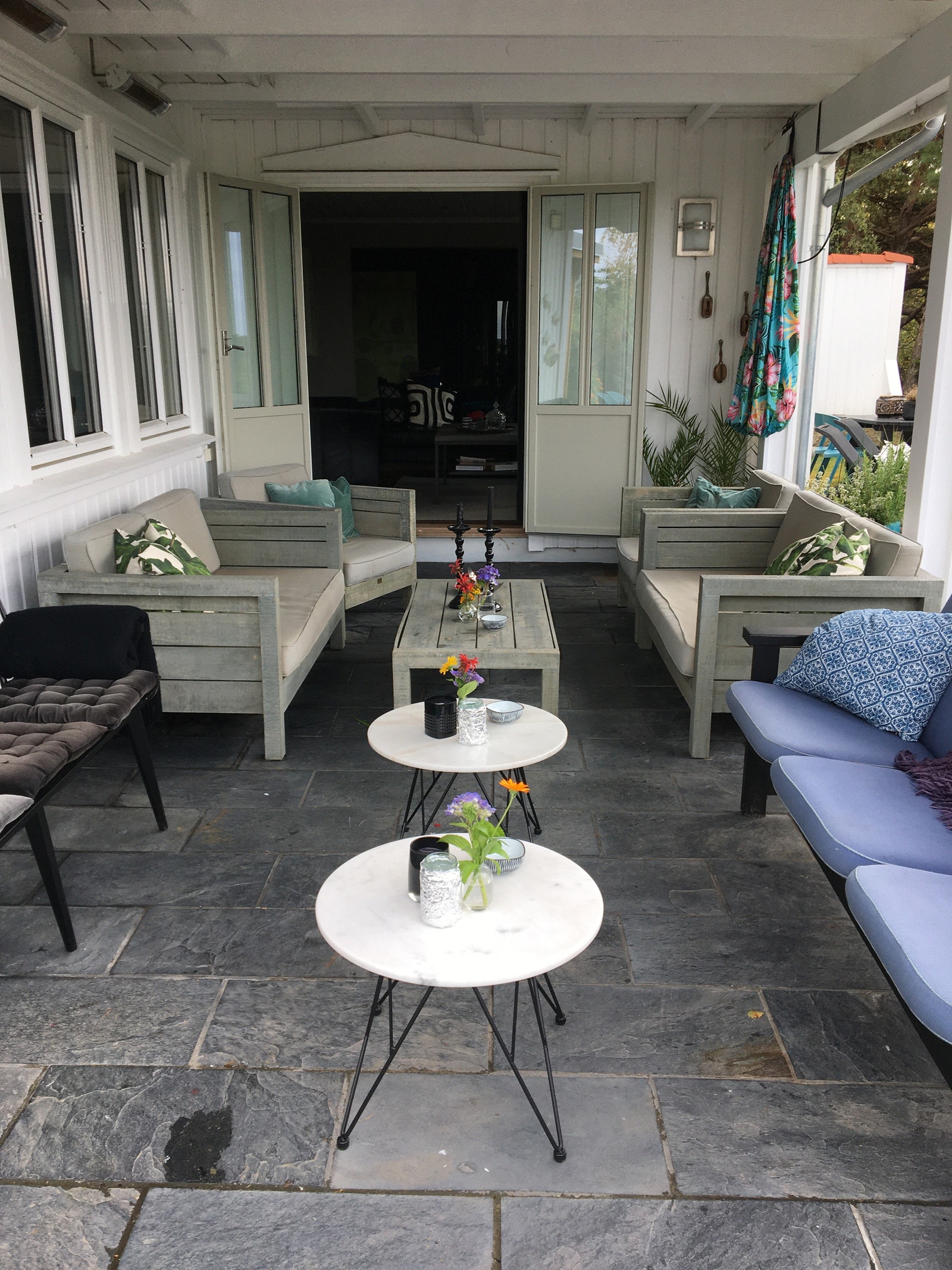 Overbygd uteplass sett fra platting Galleribilde