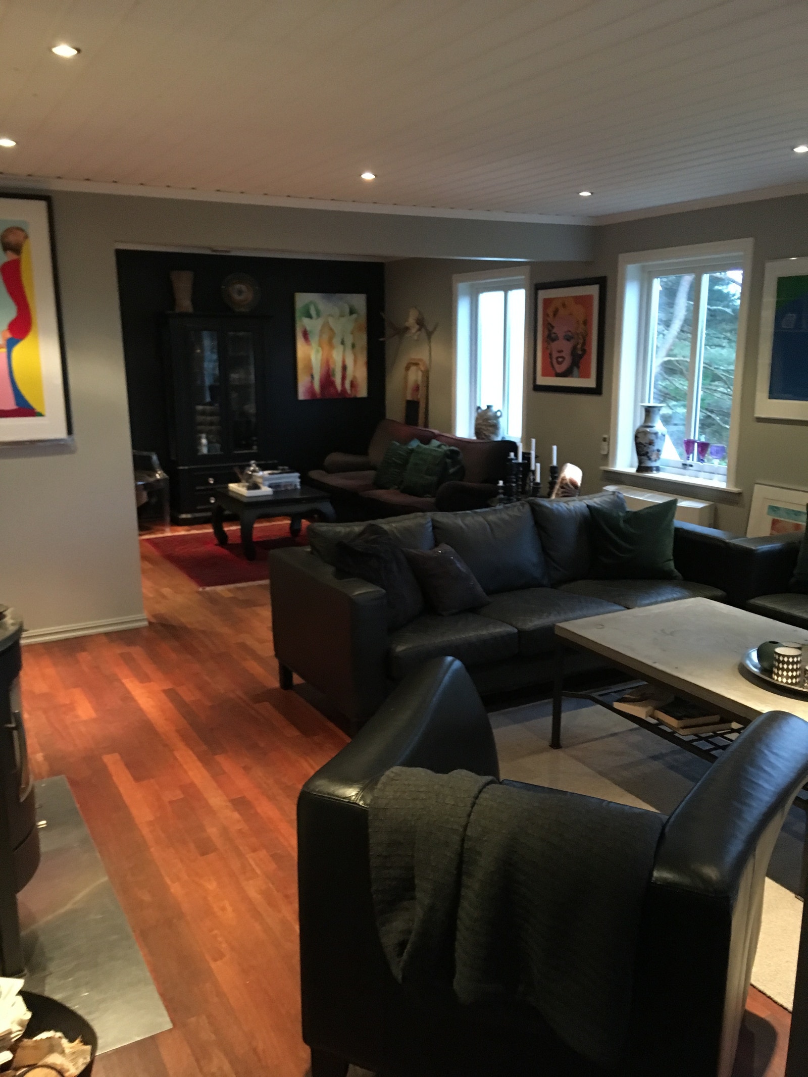 Stue med sofagrupper og utgang til uteplass Galleribilde