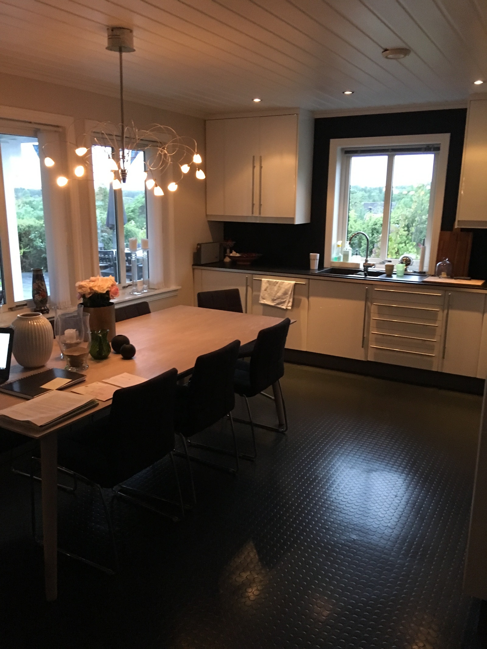 Kjøkken med spiseplass til 8 Galleribilde