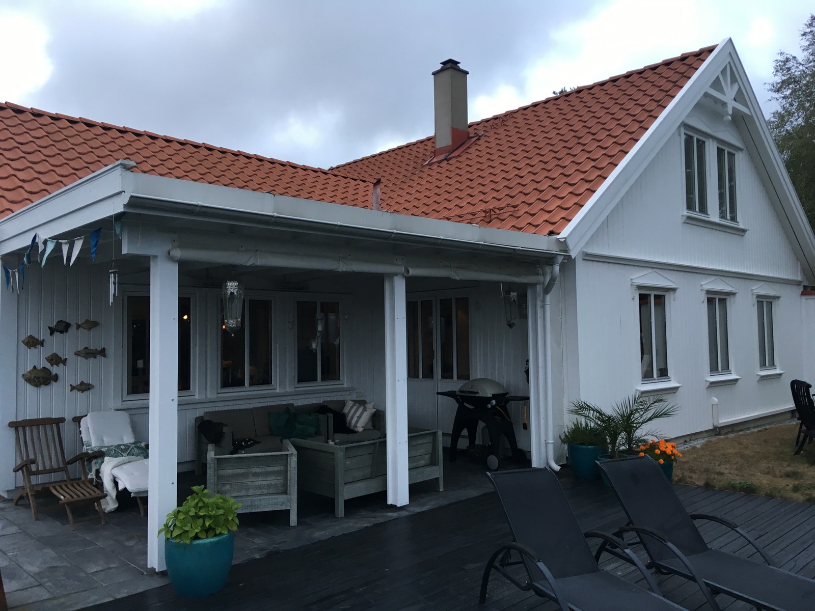 Huset sett fra uteplass og platting Galleribilde