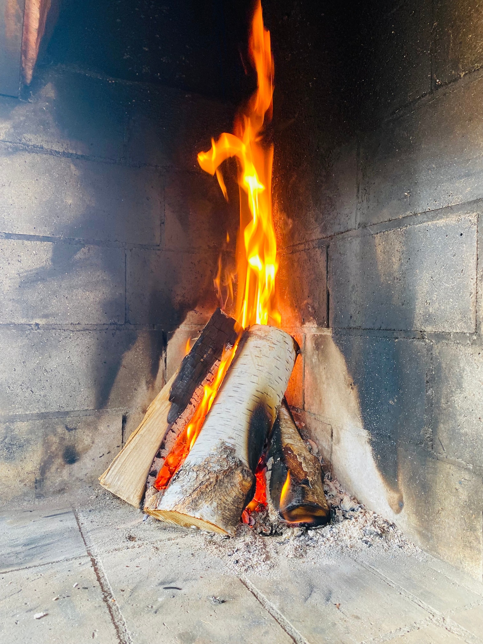 Hytta har peis og masse ved! Galleribilde