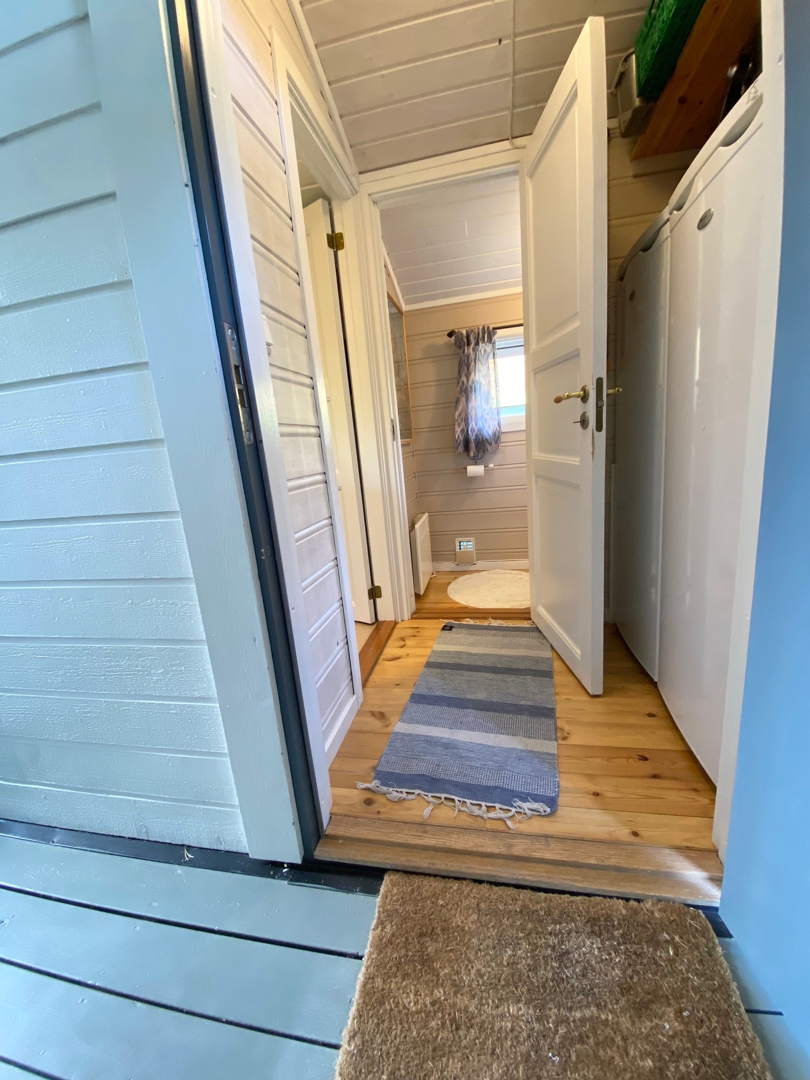 Separat bad og wc, men med felles gang. I gangen er også ekstra kjøleskap og fryseskap. Galleribilde