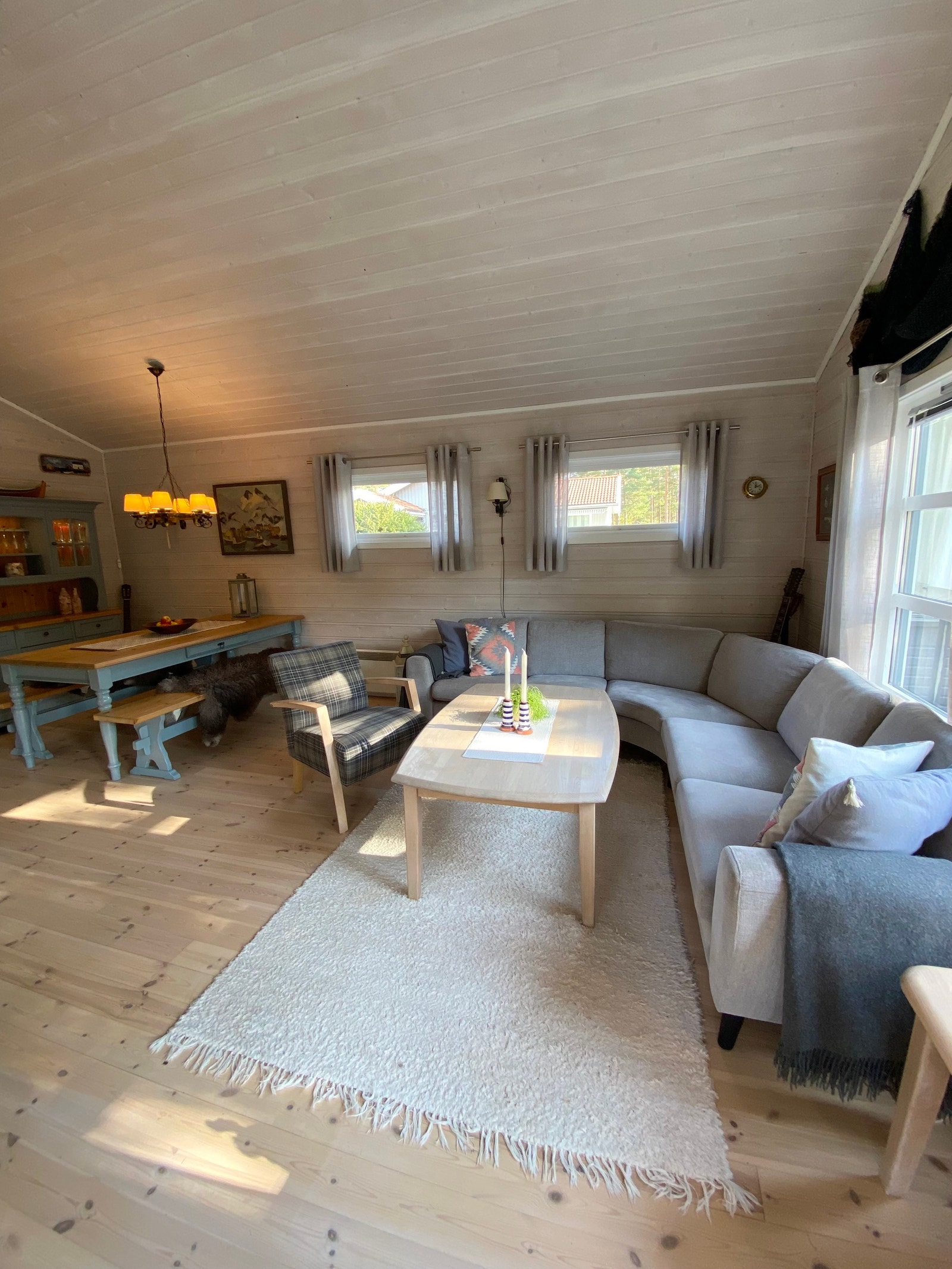 Stor sofa og spisebord Galleribilde