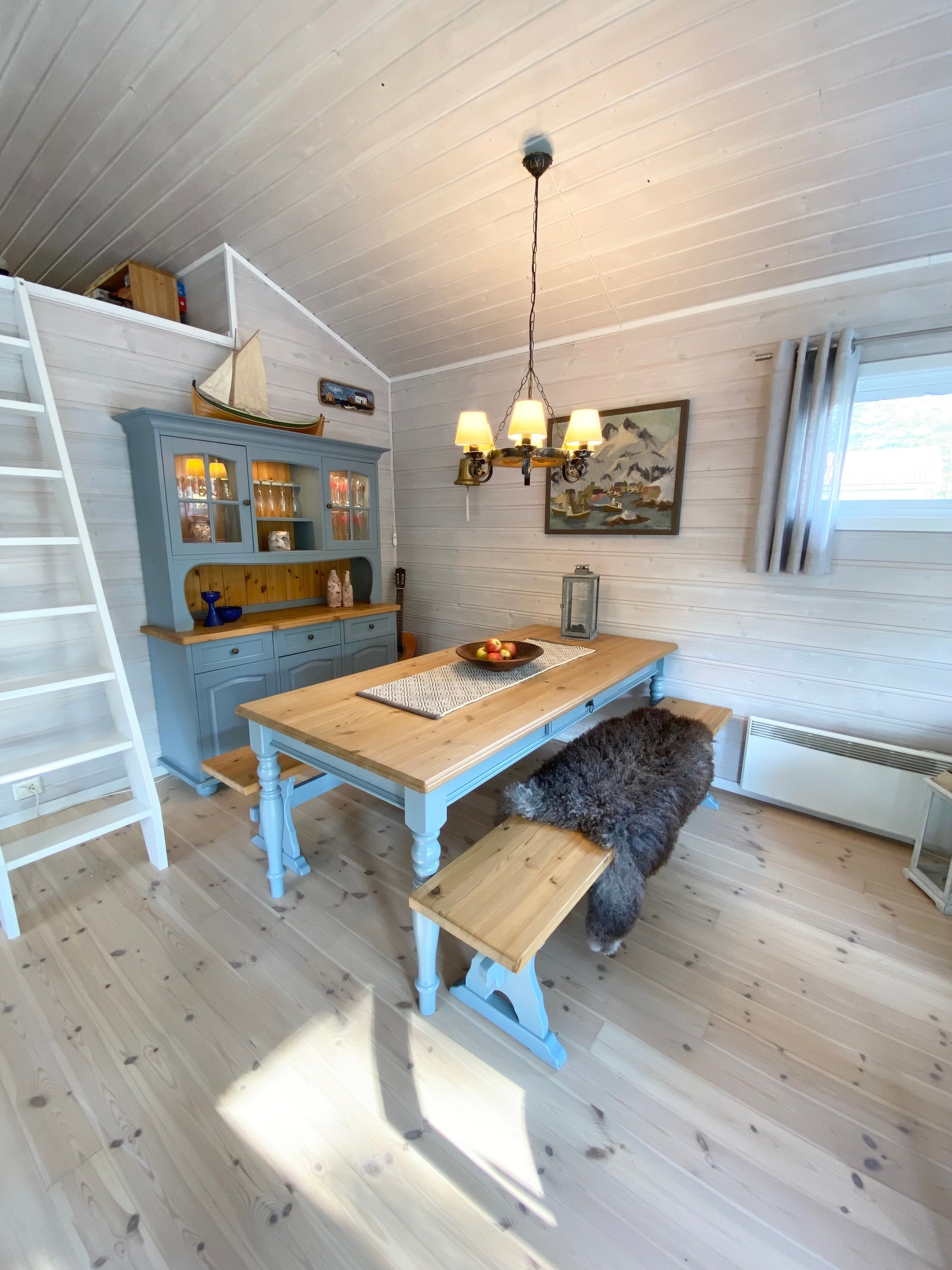 Spisebordet har benker så det blir plass til mange Galleribilde