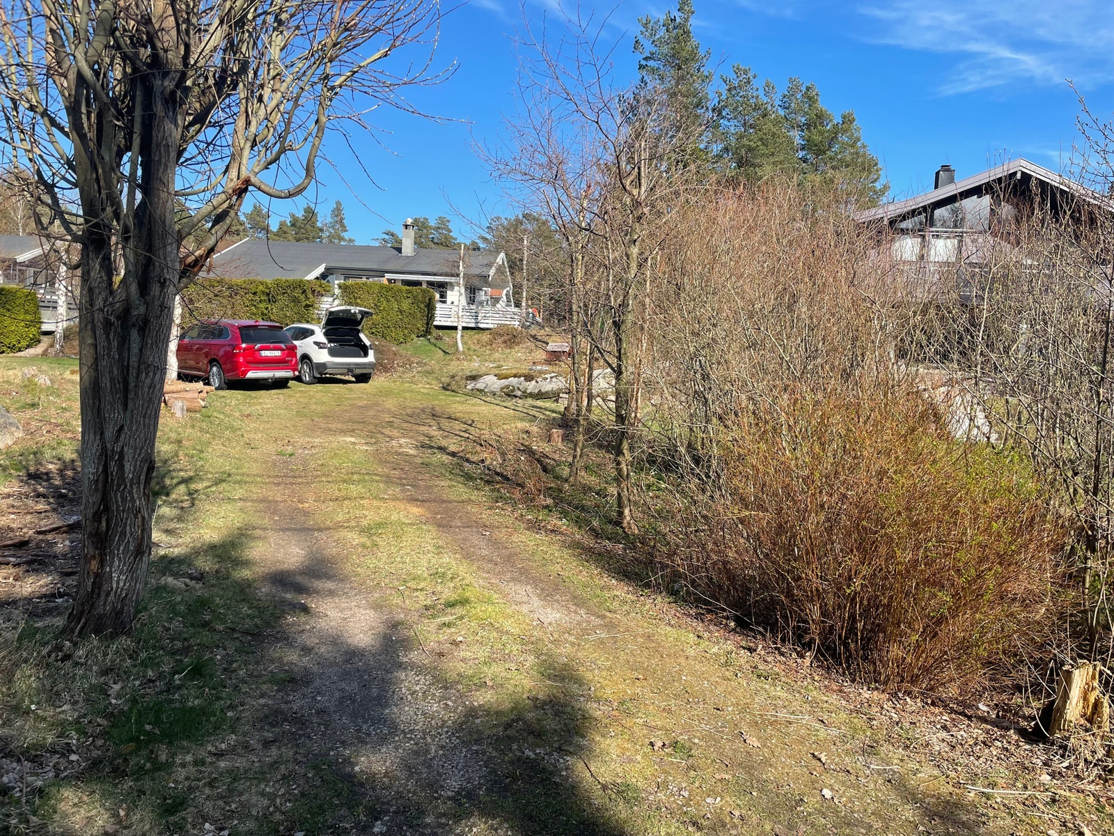 Hytta har egen parkeringsplass. Hytta er den hvite bakerst på bildet. Galleribilde