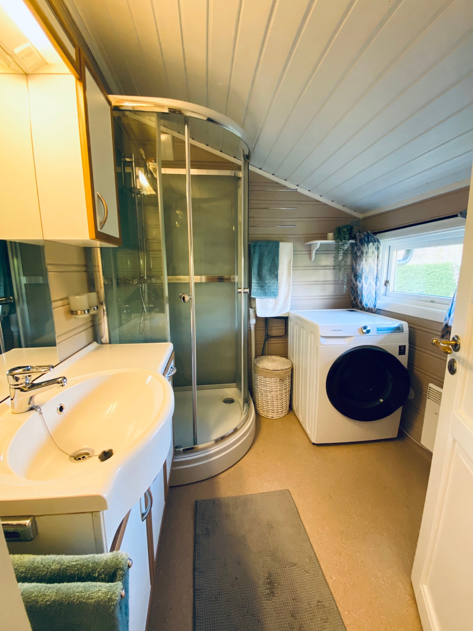 Bad med dusj og kombinert vaskemaskin/tørketrommel Galleribilde