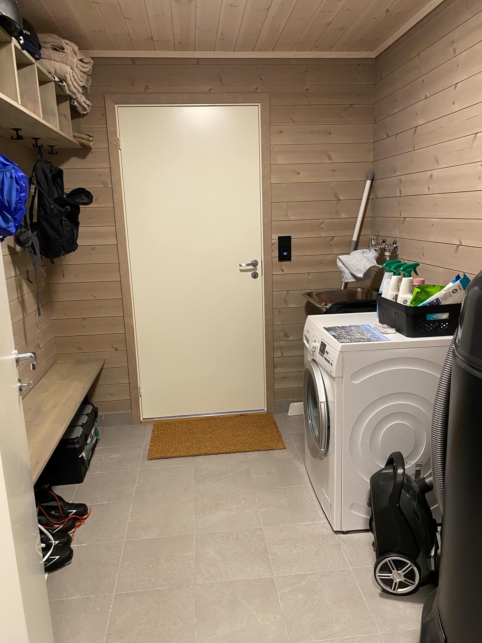 vaskerom med vaskemaskin og garderobe Galleribilde