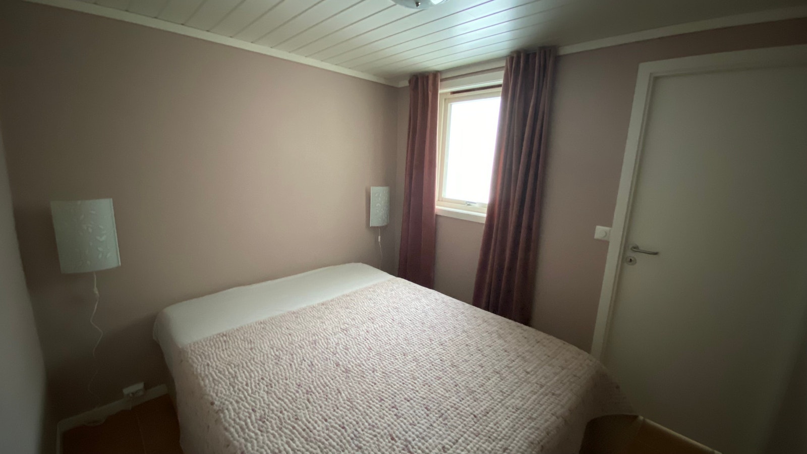 Soverom 2 - 150 cm seng medfølger - For å komme til soverom 2, må man gå gjennom soverom 1 - Det er nå montert panelovn på begge soverommene Galleribilde