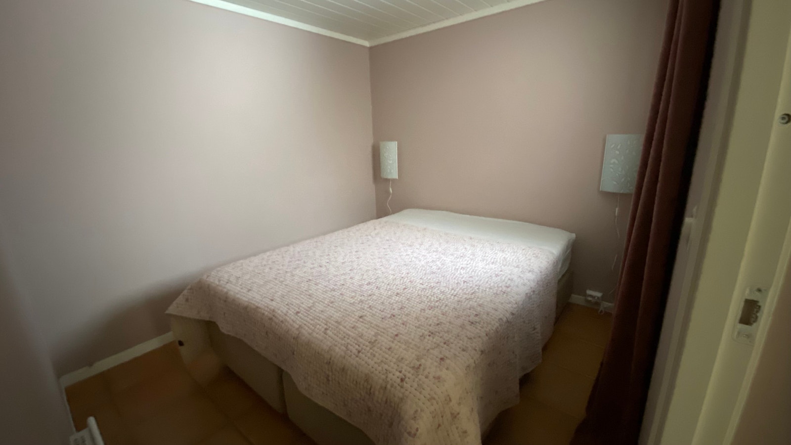 Soverom 2 - 150 cm seng medfølger - For å komme til soverom 2, må man gå gjennom soverom 1 - Det er nå montert panelovn på begge soverommene Galleribilde