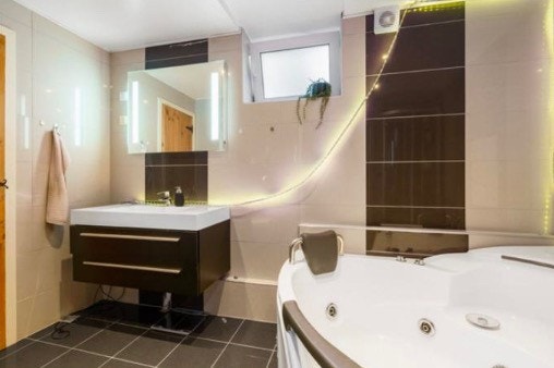 Stor baderom med badekar og dusjkabinett Galleribilde