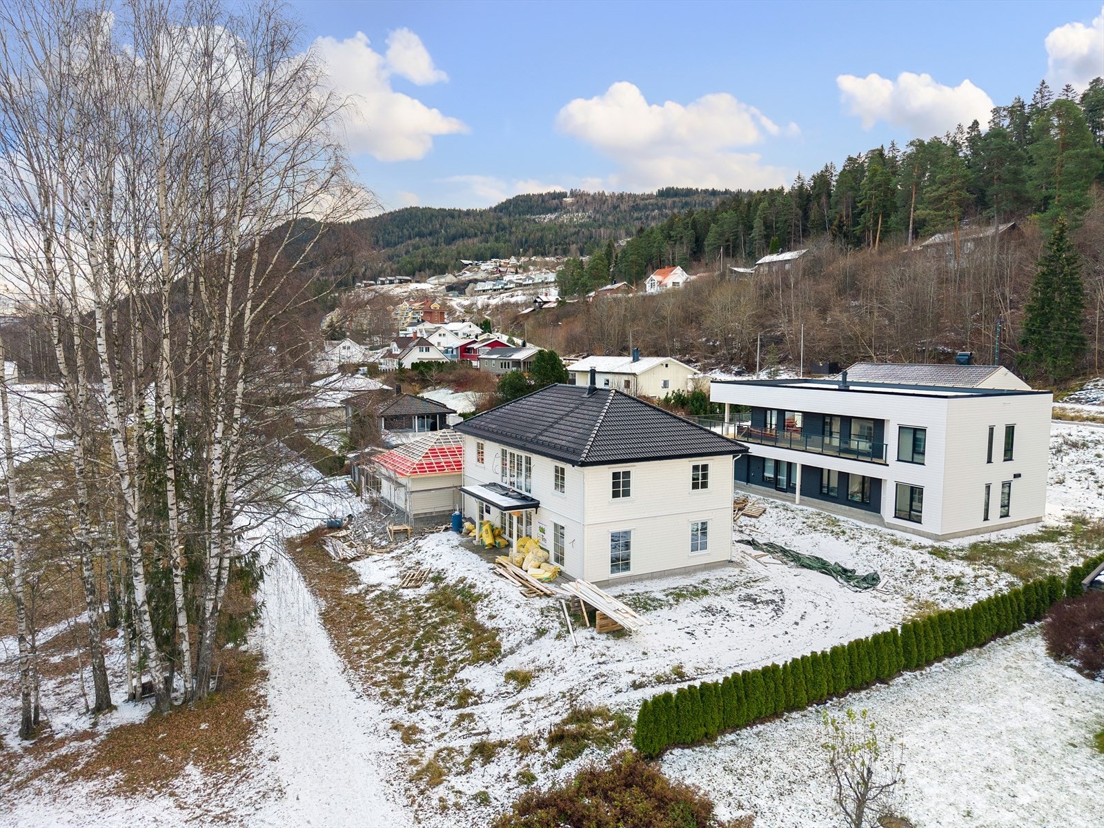 Prosjektet ligger i et etablert og attraktivt boligområde i Mjøndalen. Meget barnevennlig område med kun ca. 8 minutters gange til barnehage og ca. 16 minutter til Mjøndalen barneskole. Galleribilde