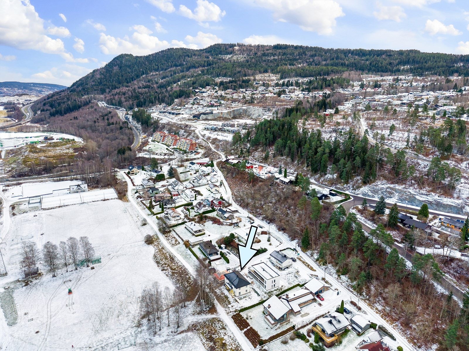 Boligen har fine solforhold sommerstid. Ca. 15 minutters gange til Mjøndalen sentrum med blant annet butikker, idrettsbane, treningssenter, post/bank og jernbane Galleribilde