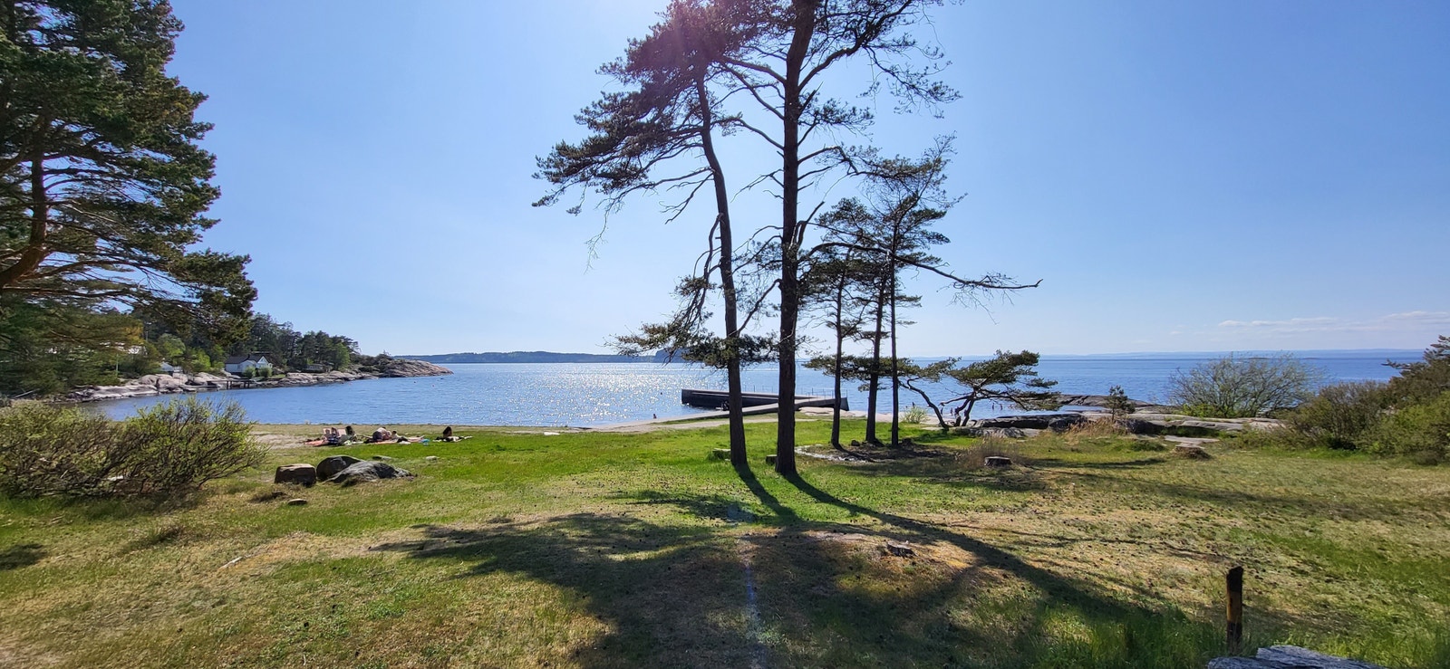 På Solviken badestrand er det plass til både bad og lek Galleribilde